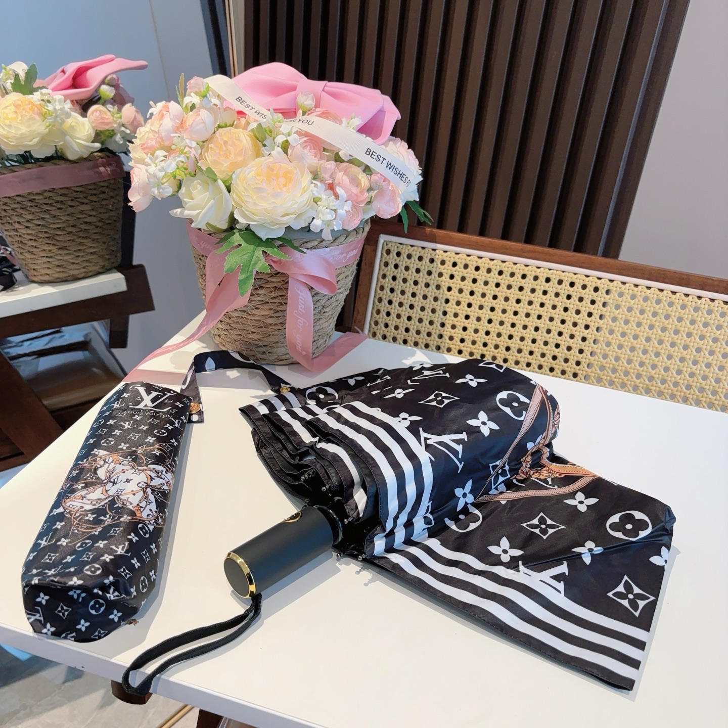  LOUIS VUITTON （路易威登）经典三折自动折叠晴雨伞 新涂层技术深色伞面 拥有令人惊喜的遮光