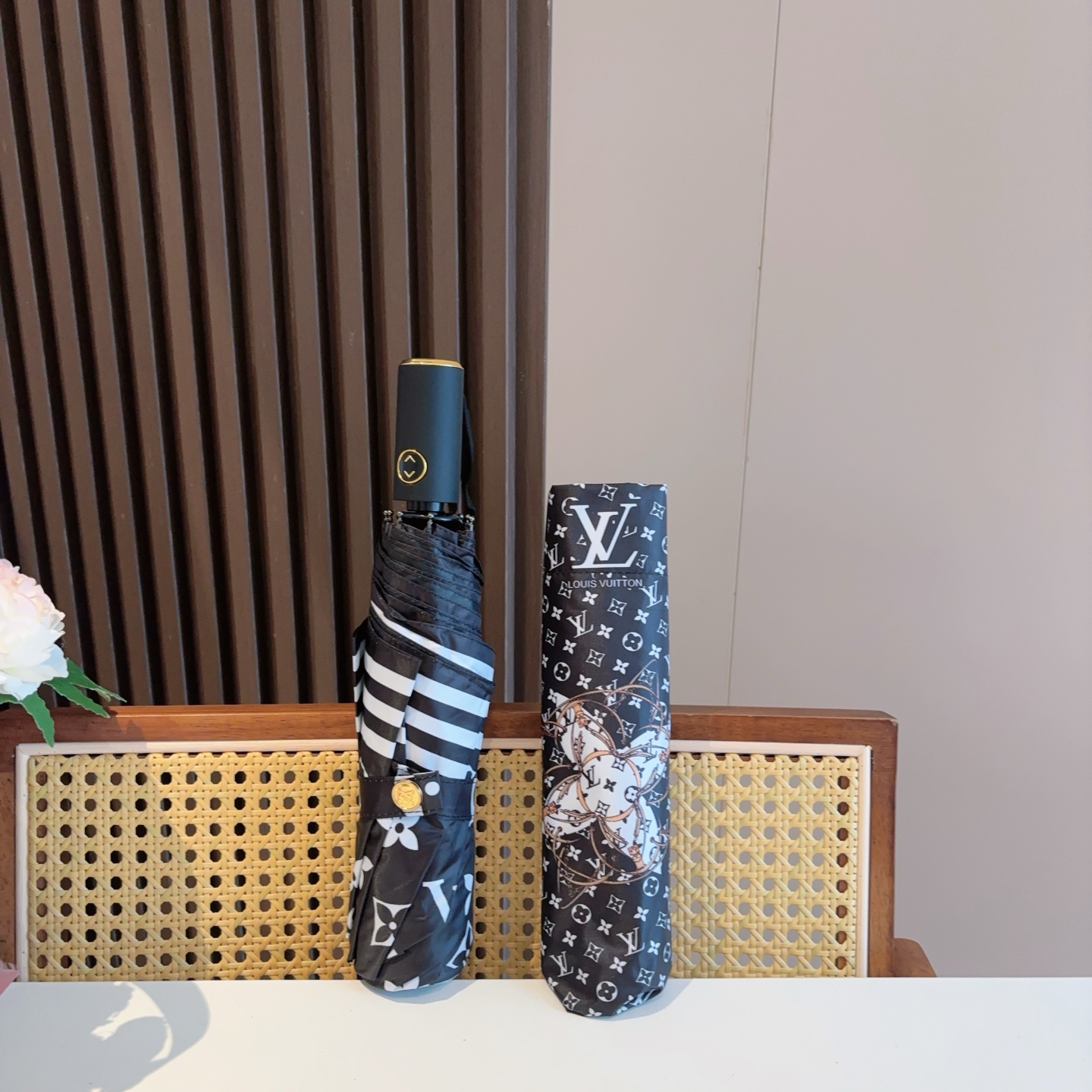  LOUIS VUITTON （路易威登）经典三折自动折叠晴雨伞 新涂层技术深色伞面 拥有令人惊喜的遮光