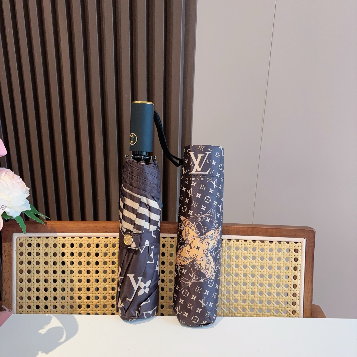  LOUIS VUITTON （路易威登）经典三折自动折叠晴雨伞 新涂层技术深色伞面 拥有令人惊喜的遮光