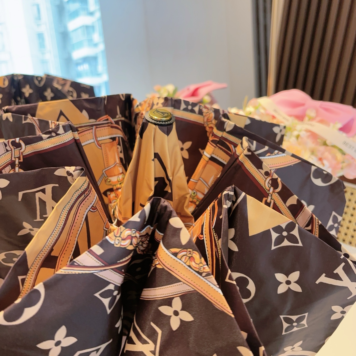  LOUIS VUITTON （路易威登）经典三折自动折叠晴雨伞 新涂层技术深色伞面 拥有令人惊喜的遮光