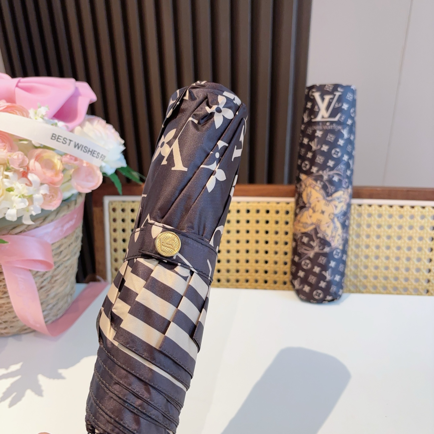  LOUIS VUITTON （路易威登）经典三折自动折叠晴雨伞 新涂层技术深色伞面 拥有令人惊喜的遮光