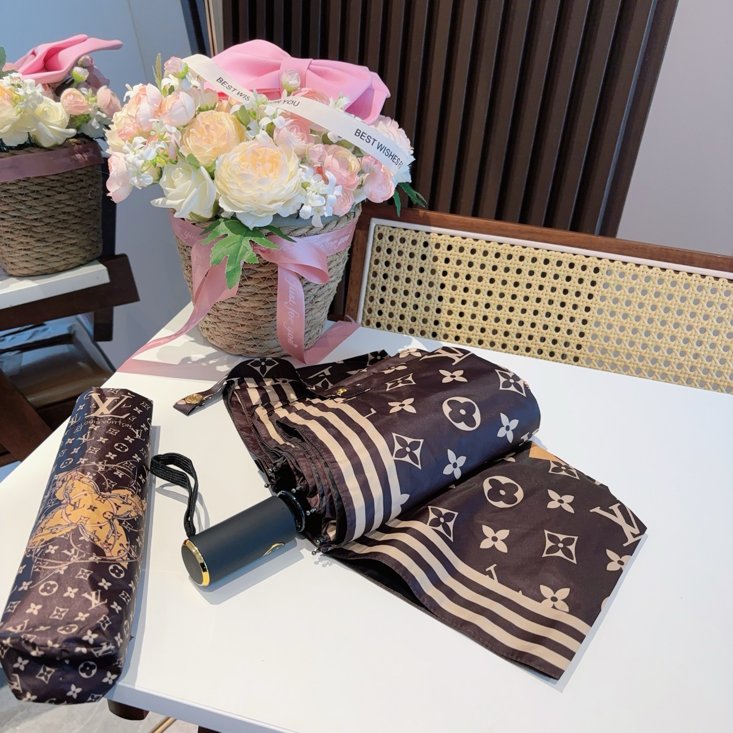  LOUIS VUITTON （路易威登）经典三折自动折叠晴雨伞 新涂层技术深色伞面 拥有令人惊喜的遮光