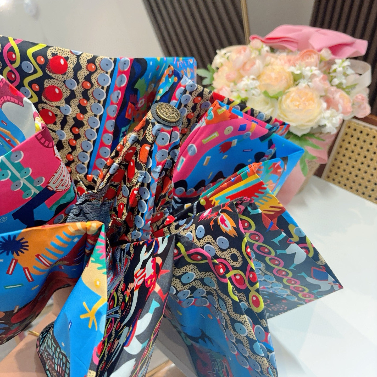 爱马仕（Hermès）   新款 极品H家三折自动伞重磅呈现 以其精湛的工艺技术和源源不断的想像力 新涂
