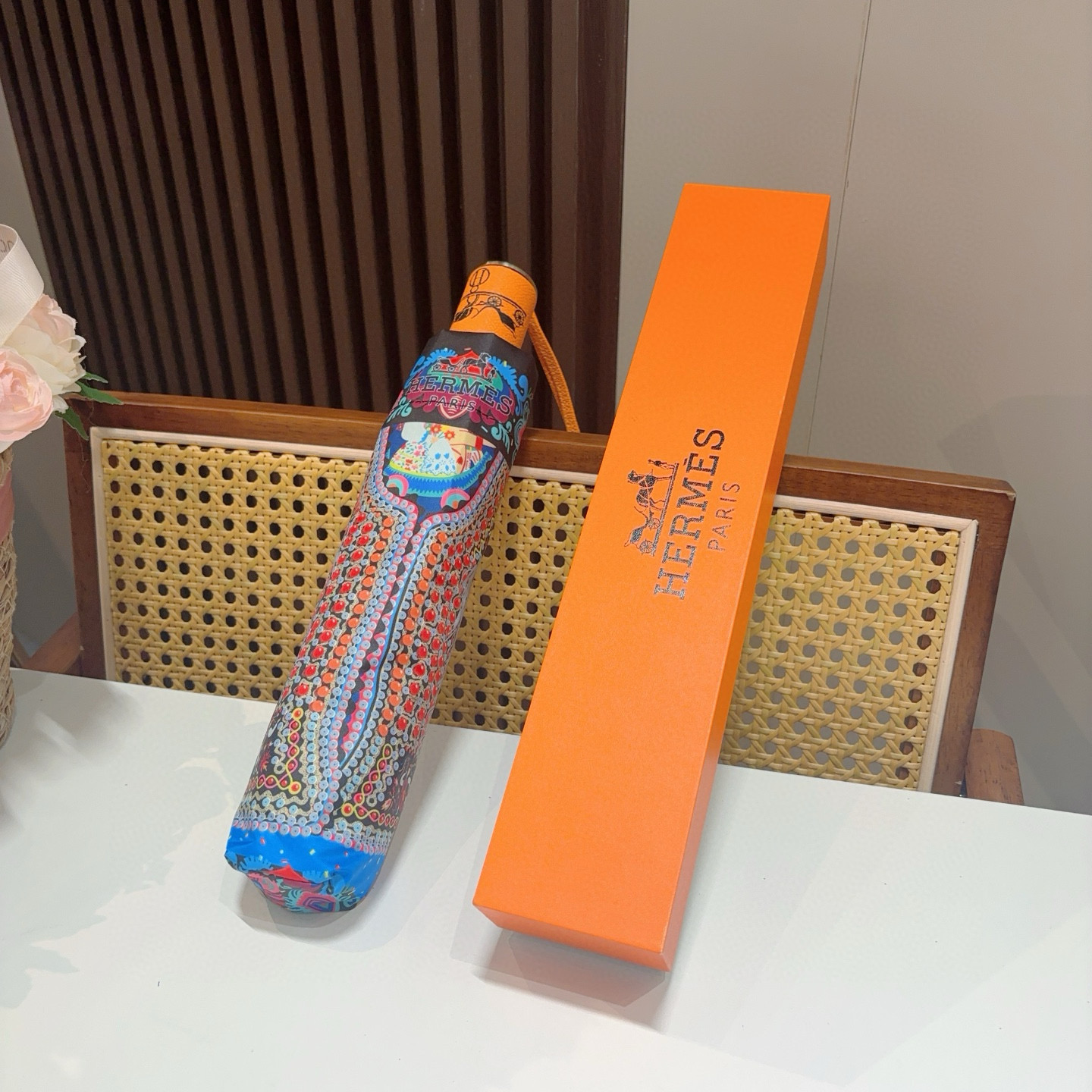 爱马仕（Hermès）   新款 极品H家三折自动伞重磅呈现 以其精湛的工艺技术和源源不断的想像力 新涂