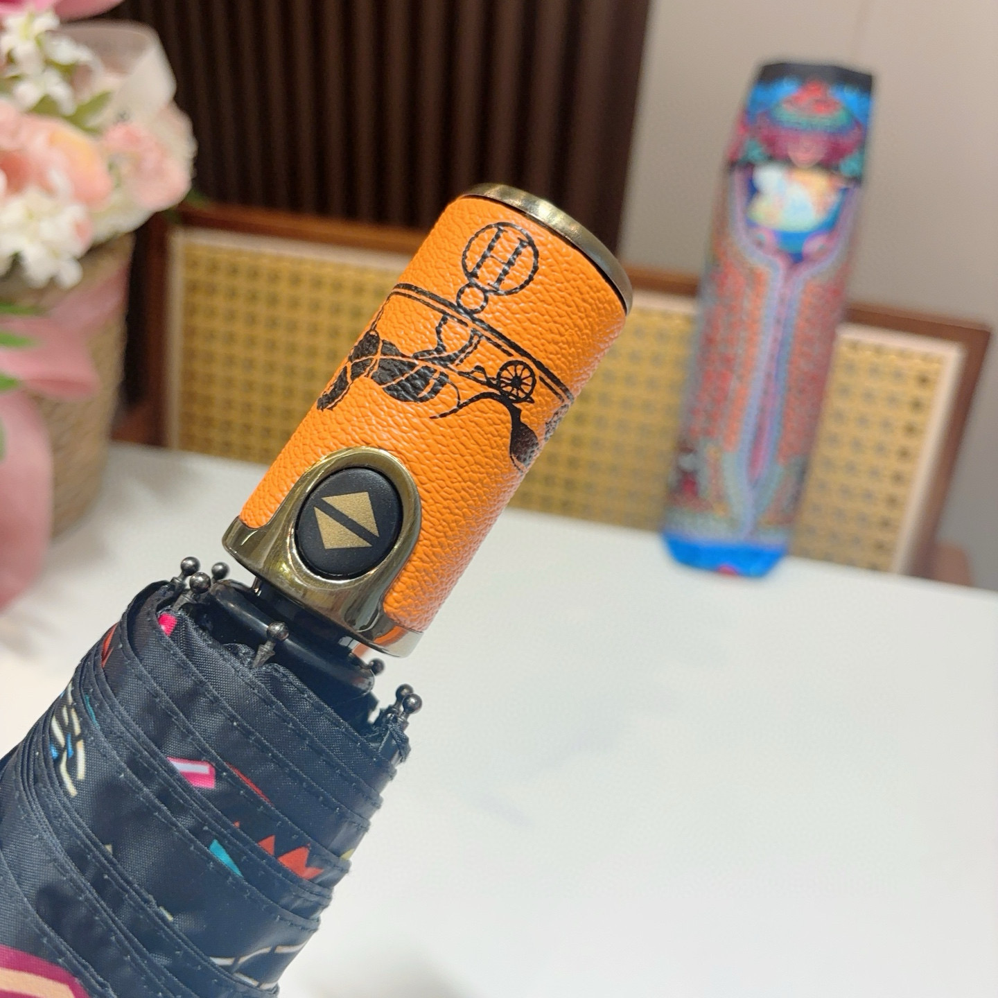 爱马仕（Hermès）   新款 极品H家三折自动伞重磅呈现 以其精湛的工艺技术和源源不断的想像力 新涂