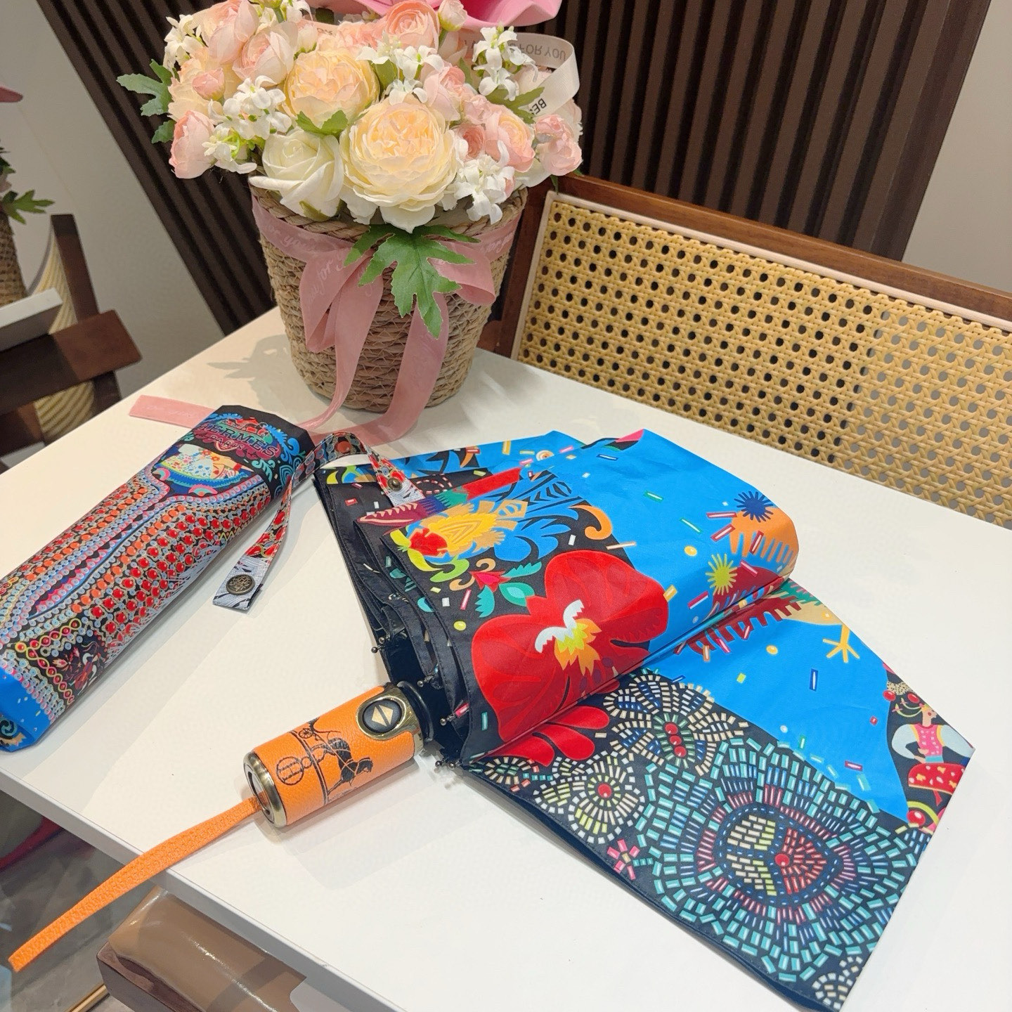 爱马仕（Hermès）   新款 极品H家三折自动伞重磅呈现 以其精湛的工艺技术和源源不断的想像力 新涂