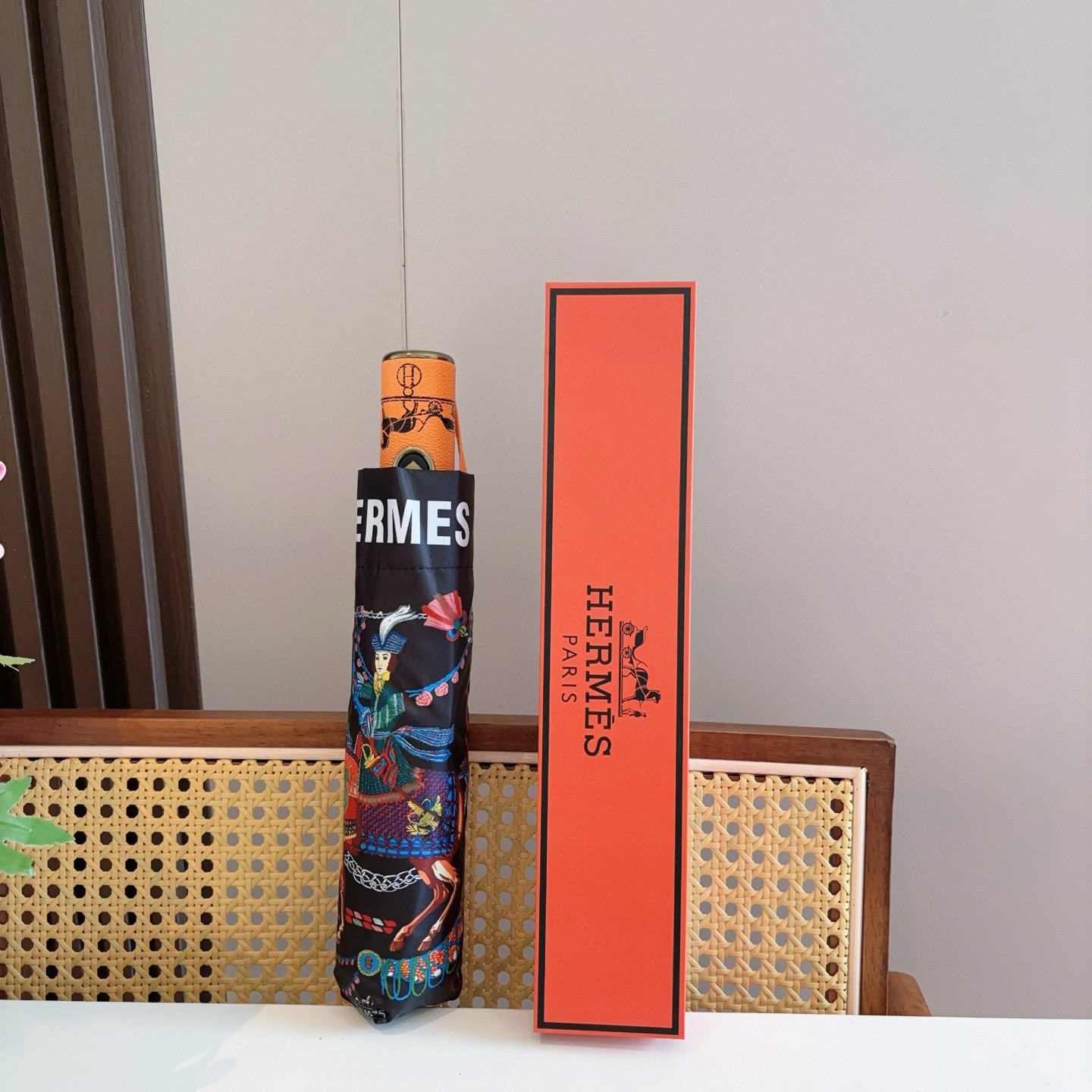 爱马仕（Hermès）   新款 极品H家三折自动伞重磅呈现 以其精湛的工艺技术和源源不断的想像力 新涂