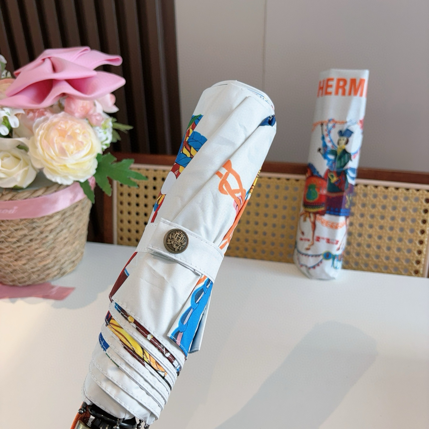 爱马仕（Hermès）   新款 极品H家三折自动伞重磅呈现 以其精湛的工艺技术和源源不断的想像力 新涂