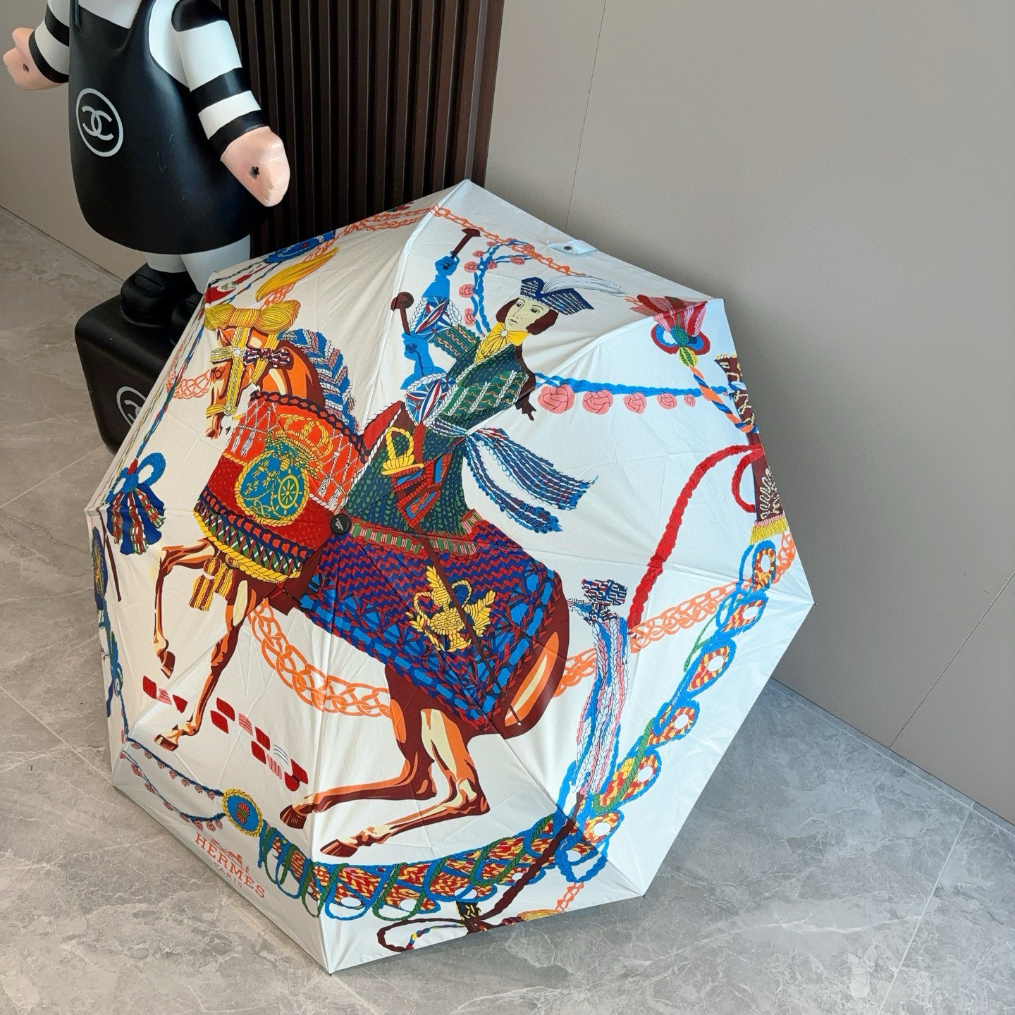 爱马仕（Hermès）   新款 极品H家三折自动伞重磅呈现 以其精湛的工艺技术和源源不断的想像力 新涂