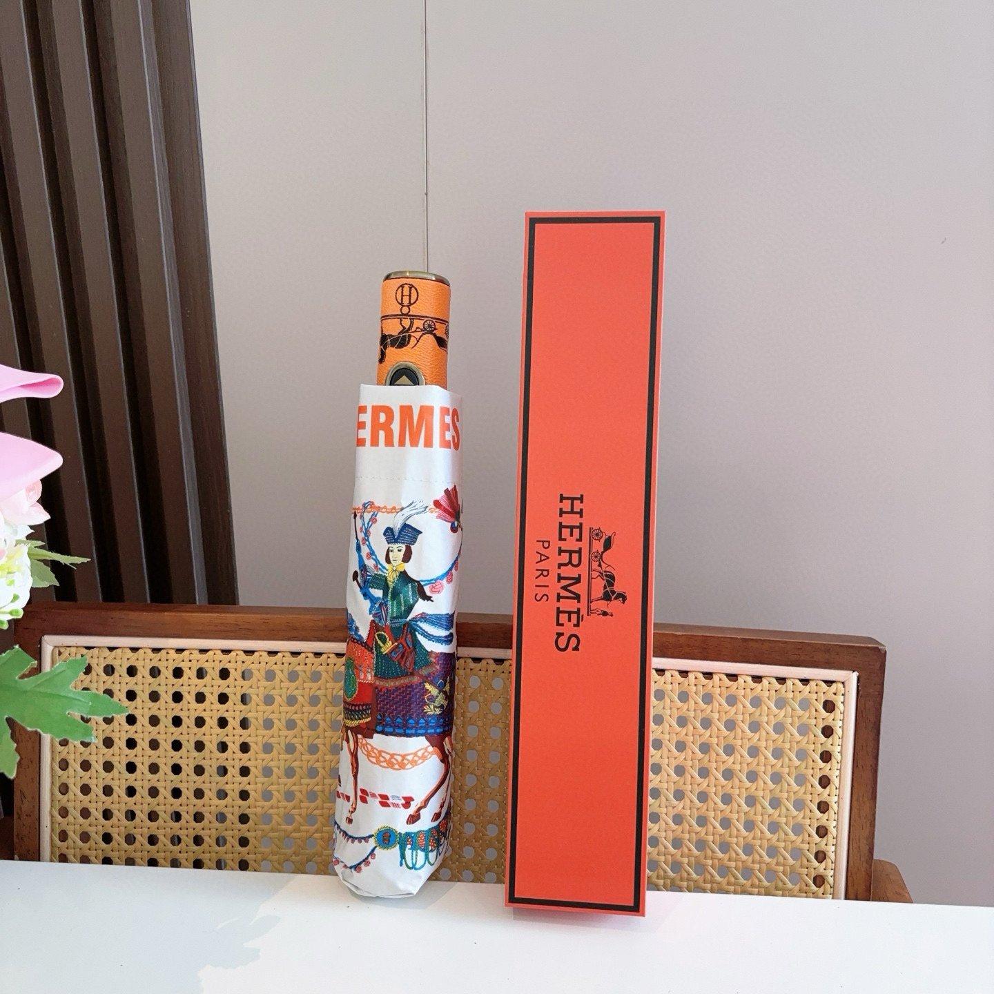 爱马仕（Hermès）   新款 极品H家三折自动伞重磅呈现 以其精湛的工艺技术和源源不断的想像力 新涂