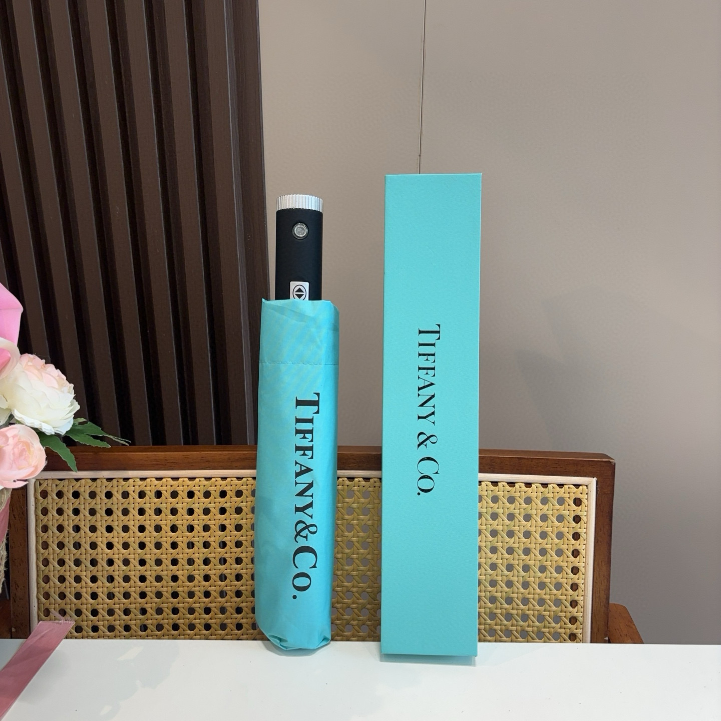  Tiffany蒂芙尼 带灯光手柄三折自动折叠晴雨伞 火爆来袭 夏日里的小清新 高效阻隔紫外线涂层 有伞