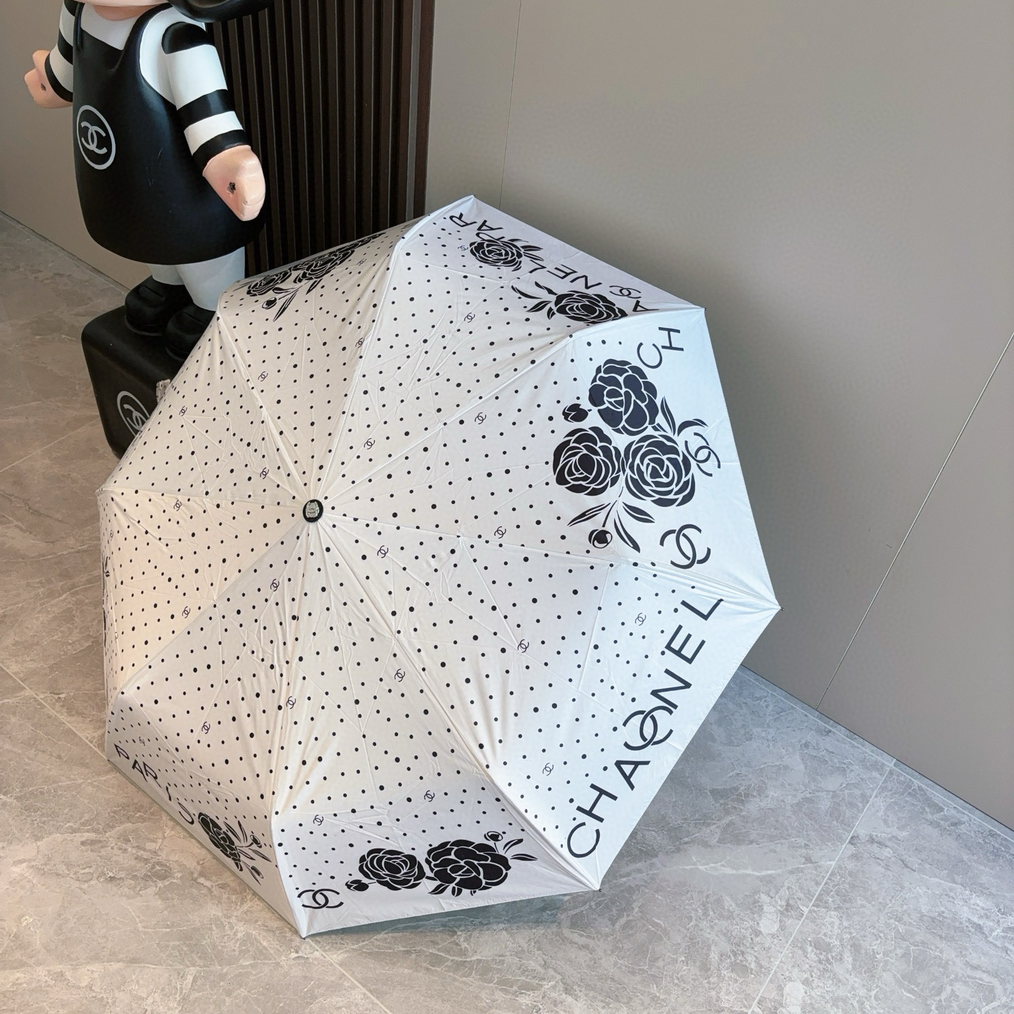  CHANEL（香奈儿）玫瑰柄 三折自动折叠晴雨伞 集合香奈儿灵魂LOGO为一体的设计风格高雅奢华 带在