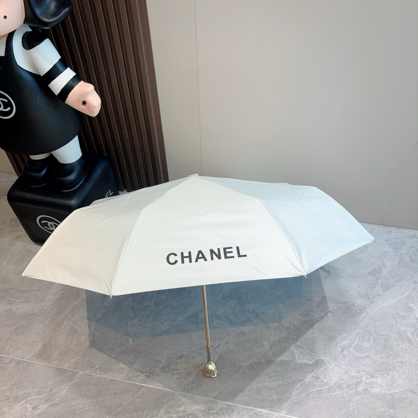  CHANEL（香奈儿） 新款玫瑰花头柄金枝 三折手开折叠晴雨伞 选用台湾进口UV防紫外线伞布 原单代工