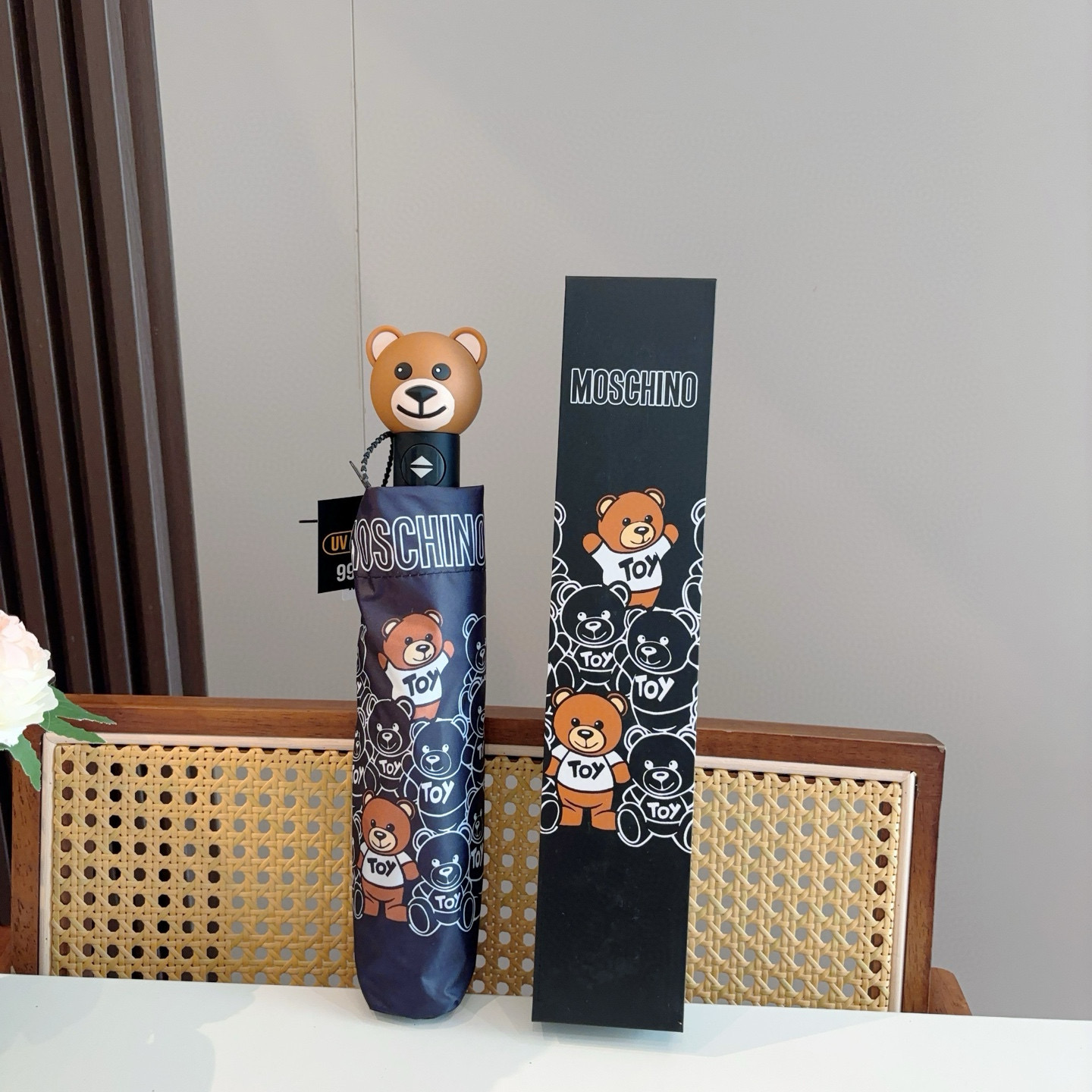  Moschino（莫斯奇诺）熊头柄 三折自动伞设计师Franco Moschino以自己的名字命名的一