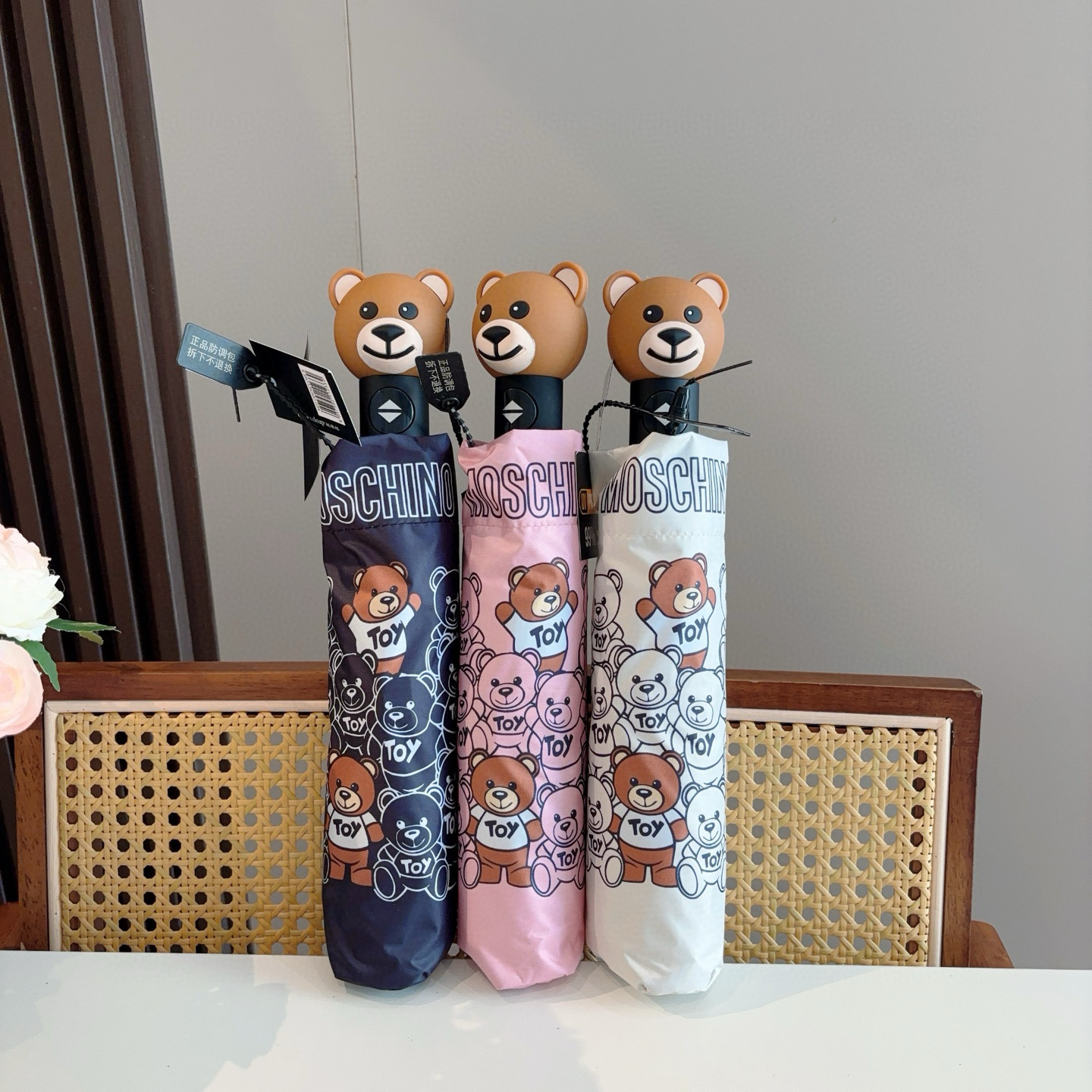  Moschino（莫斯奇诺）熊头柄 三折自动伞设计师Franco Moschino以自己的名字命名的一