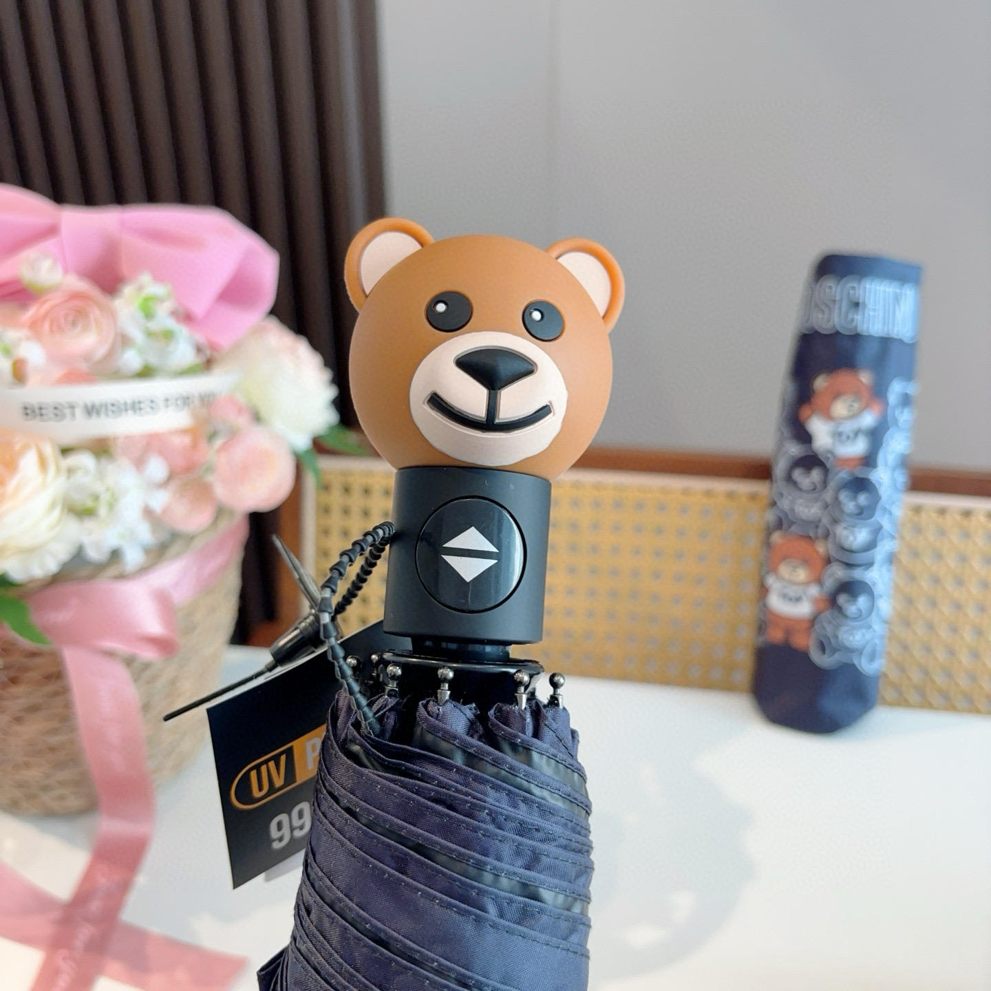  Moschino（莫斯奇诺）熊头柄 三折自动伞设计师Franco Moschino以自己的名字命名的一