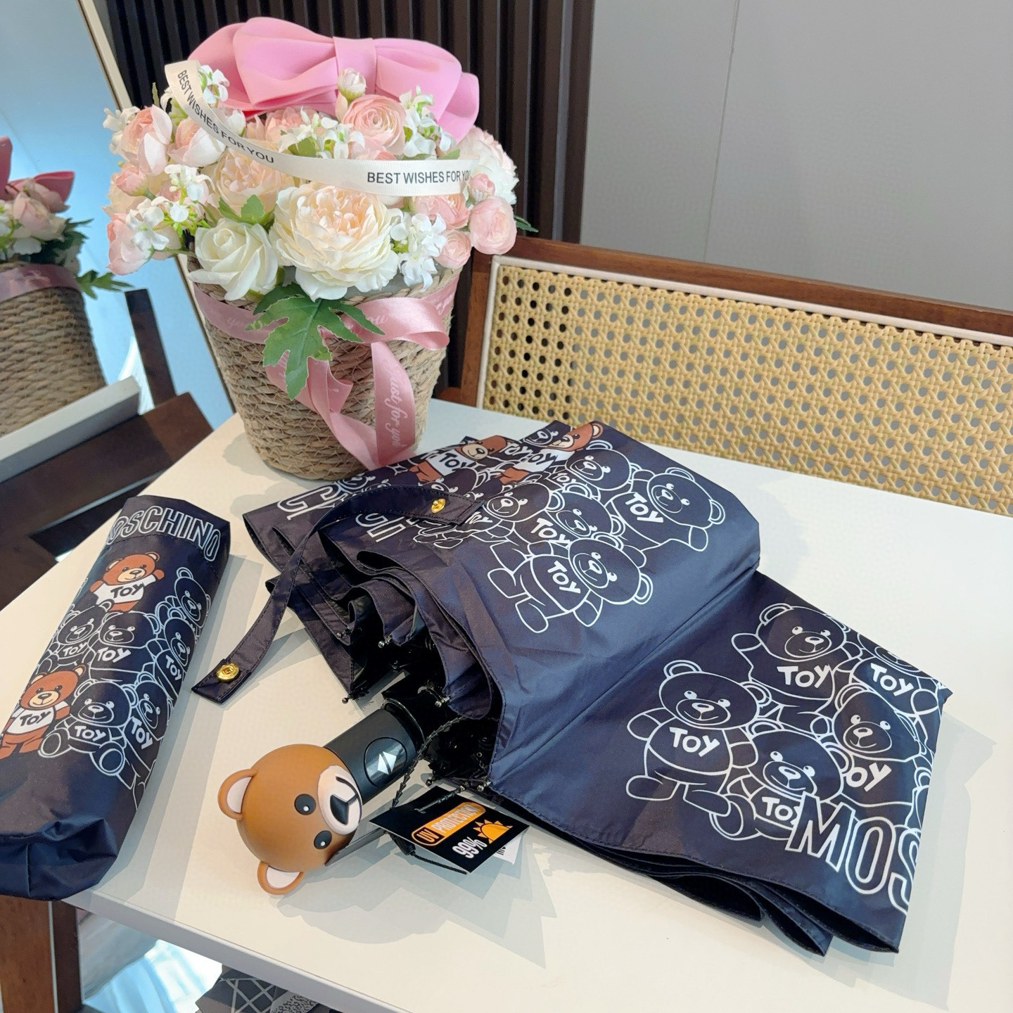  Moschino（莫斯奇诺）熊头柄 三折自动伞设计师Franco Moschino以自己的名字命名的一