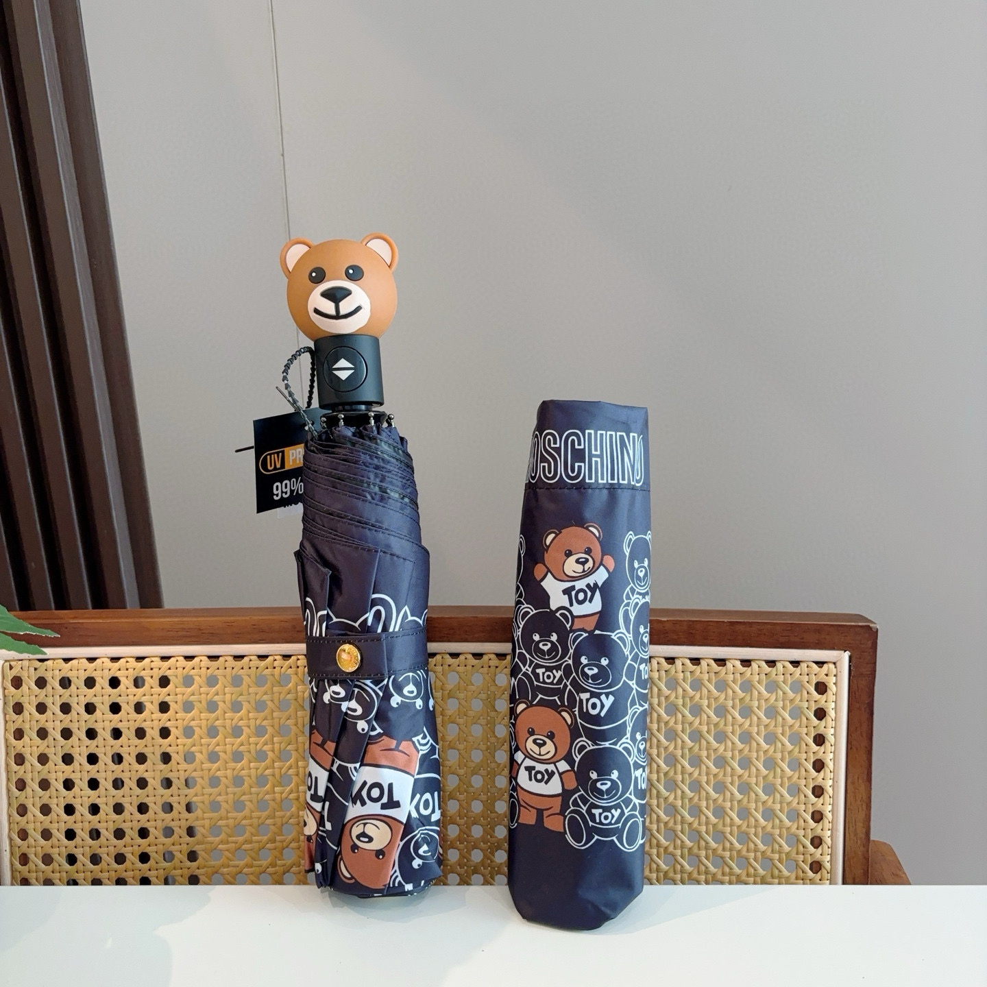  Moschino（莫斯奇诺）熊头柄 三折自动伞设计师Franco Moschino以自己的名字命名的一