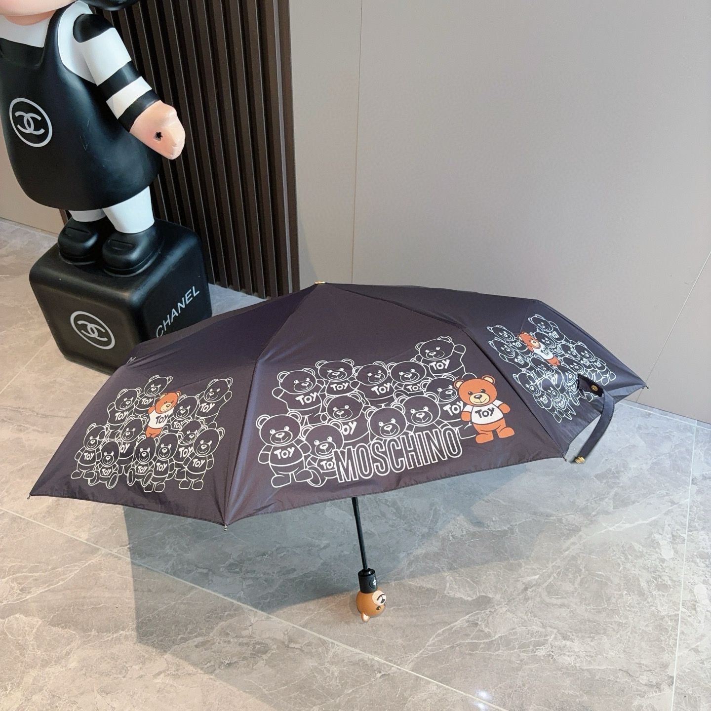  Moschino（莫斯奇诺）熊头柄 三折自动伞设计师Franco Moschino以自己的名字命名的一
