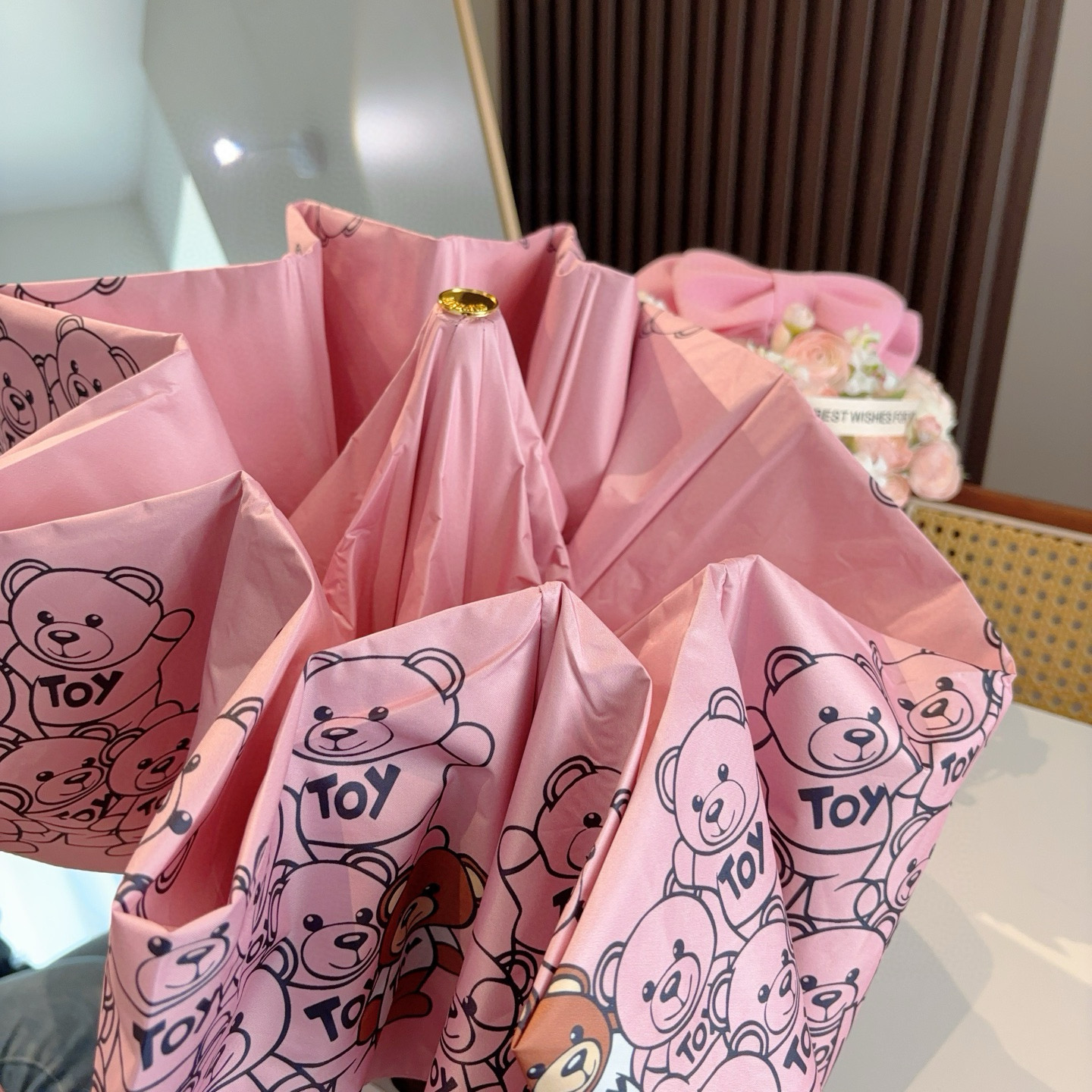  Moschino（莫斯奇诺）熊头柄 三折自动伞设计师Franco Moschino以自己的名字命名的一