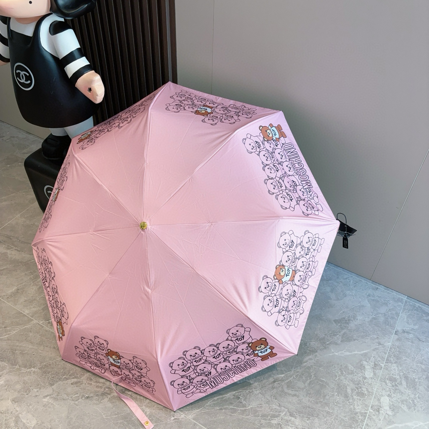  Moschino（莫斯奇诺）熊头柄 三折自动伞设计师Franco Moschino以自己的名字命名的一