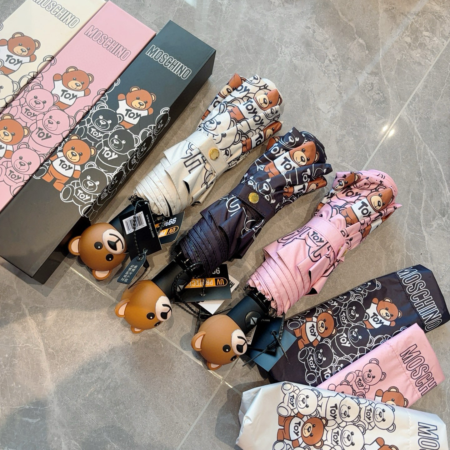  Moschino（莫斯奇诺）熊头柄 三折自动伞设计师Franco Moschino以自己的名字命名的一