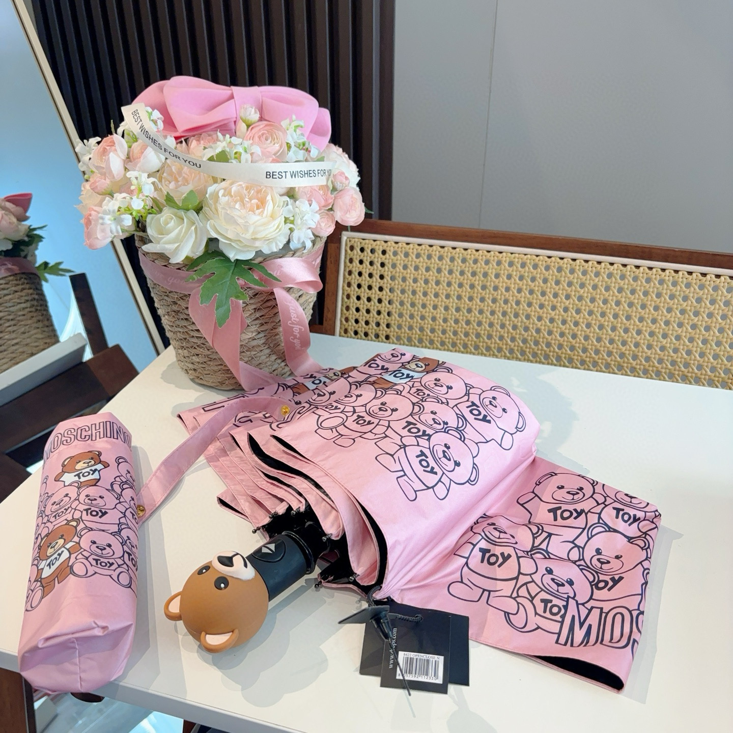  Moschino（莫斯奇诺）熊头柄 三折自动伞设计师Franco Moschino以自己的名字命名的一