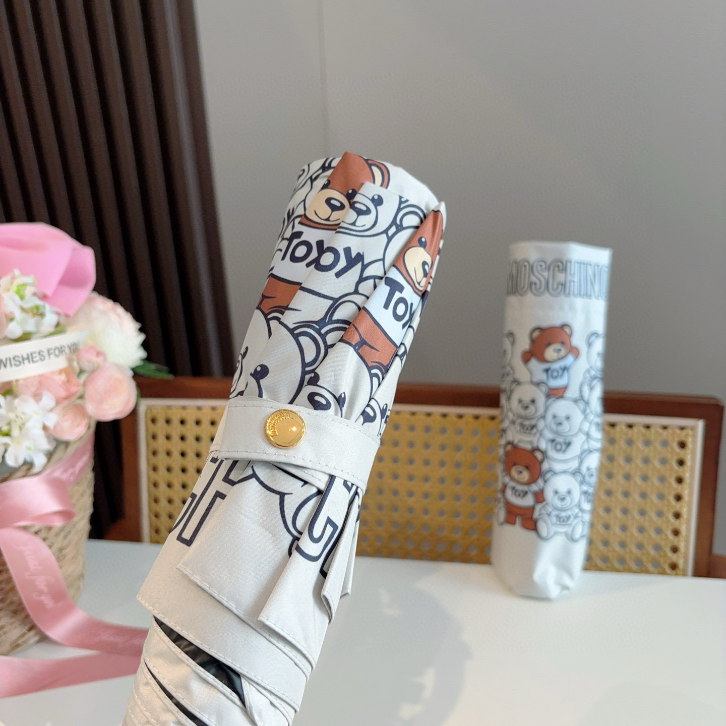  Moschino（莫斯奇诺）熊头柄 三折自动伞设计师Franco Moschino以自己的名字命名的一