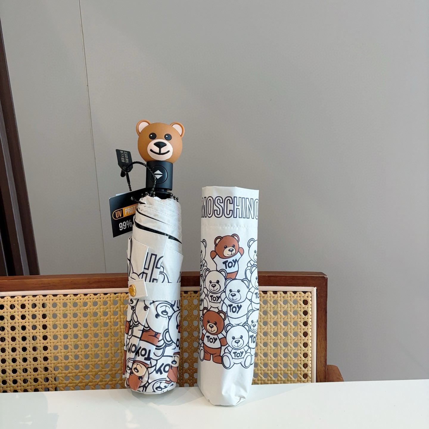  Moschino（莫斯奇诺）熊头柄 三折自动伞设计师Franco Moschino以自己的名字命名的一