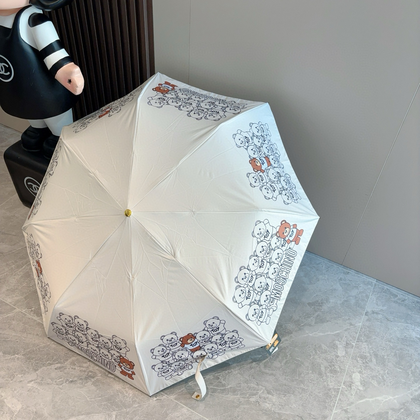  Moschino（莫斯奇诺）熊头柄 三折自动伞设计师Franco Moschino以自己的名字命名的一
