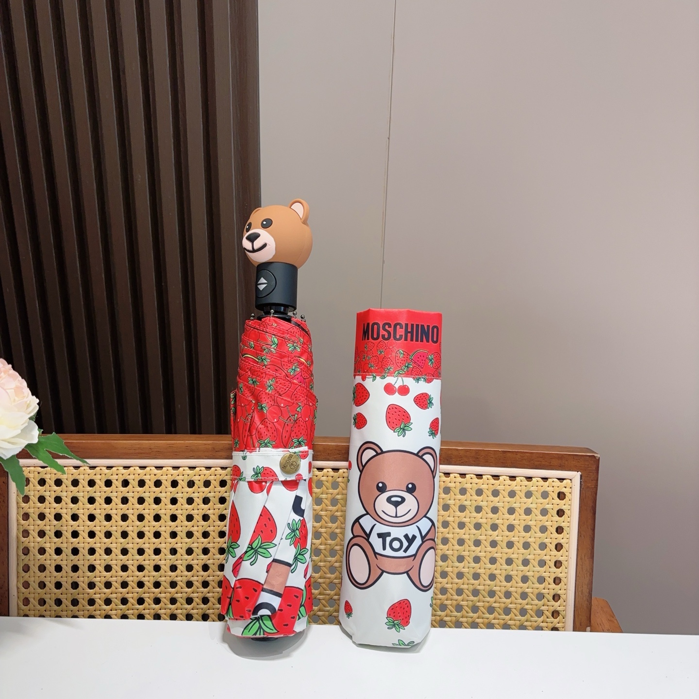   Moschino（莫斯奇诺）熊头柄 三折自动伞设计师Franco Moschino以自己的名字命名的