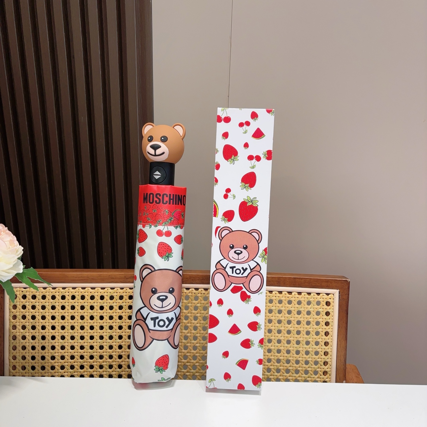   Moschino（莫斯奇诺）熊头柄 三折自动伞设计师Franco Moschino以自己的名字命名的