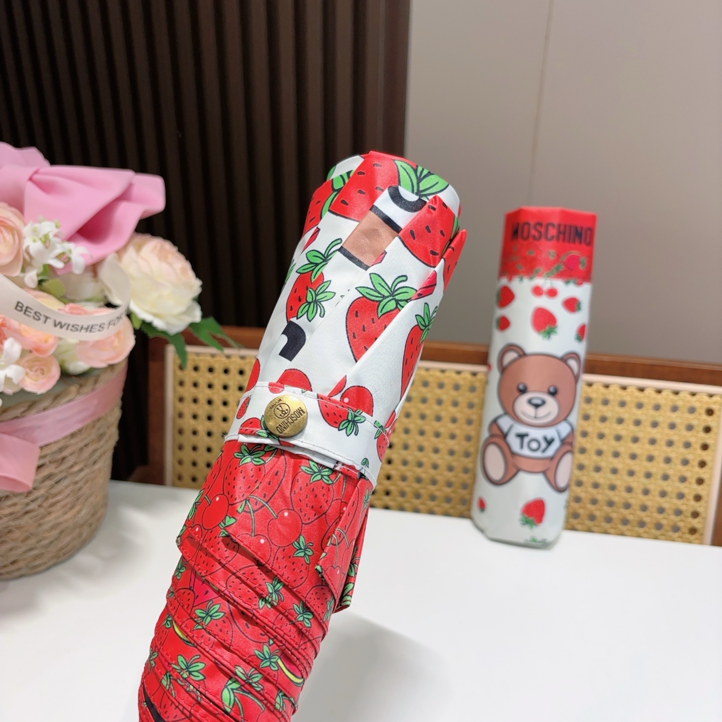   Moschino（莫斯奇诺）熊头柄 三折自动伞设计师Franco Moschino以自己的名字命名的