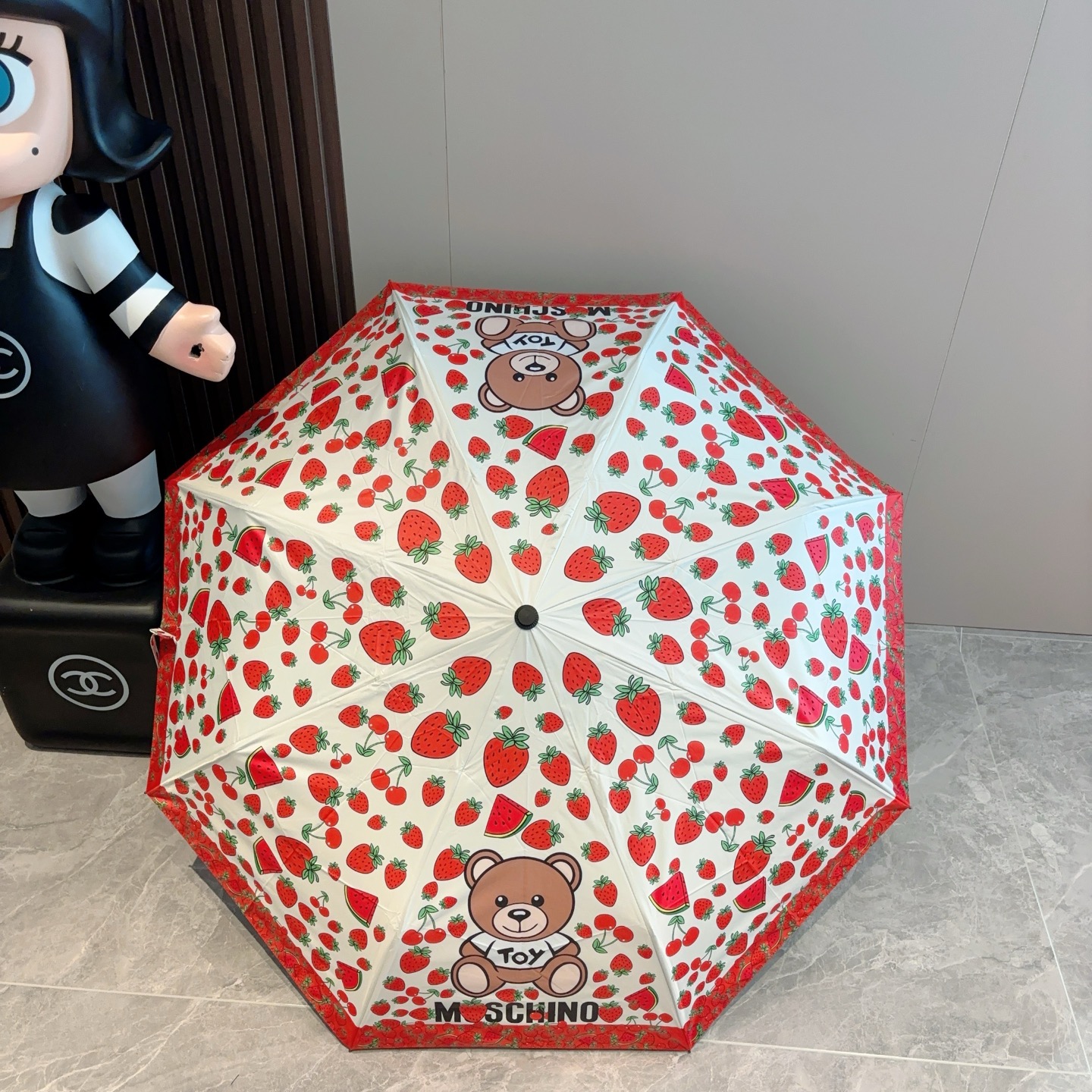   Moschino（莫斯奇诺）熊头柄 三折自动伞设计师Franco Moschino以自己的名字命名的