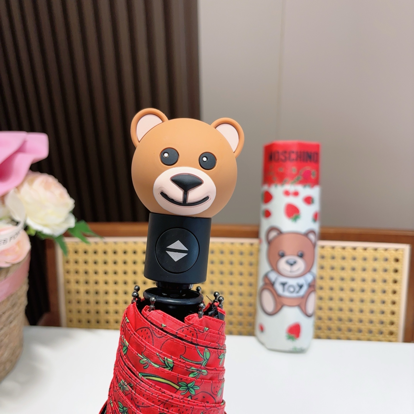   Moschino（莫斯奇诺）熊头柄 三折自动伞设计师Franco Moschino以自己的名字命名的