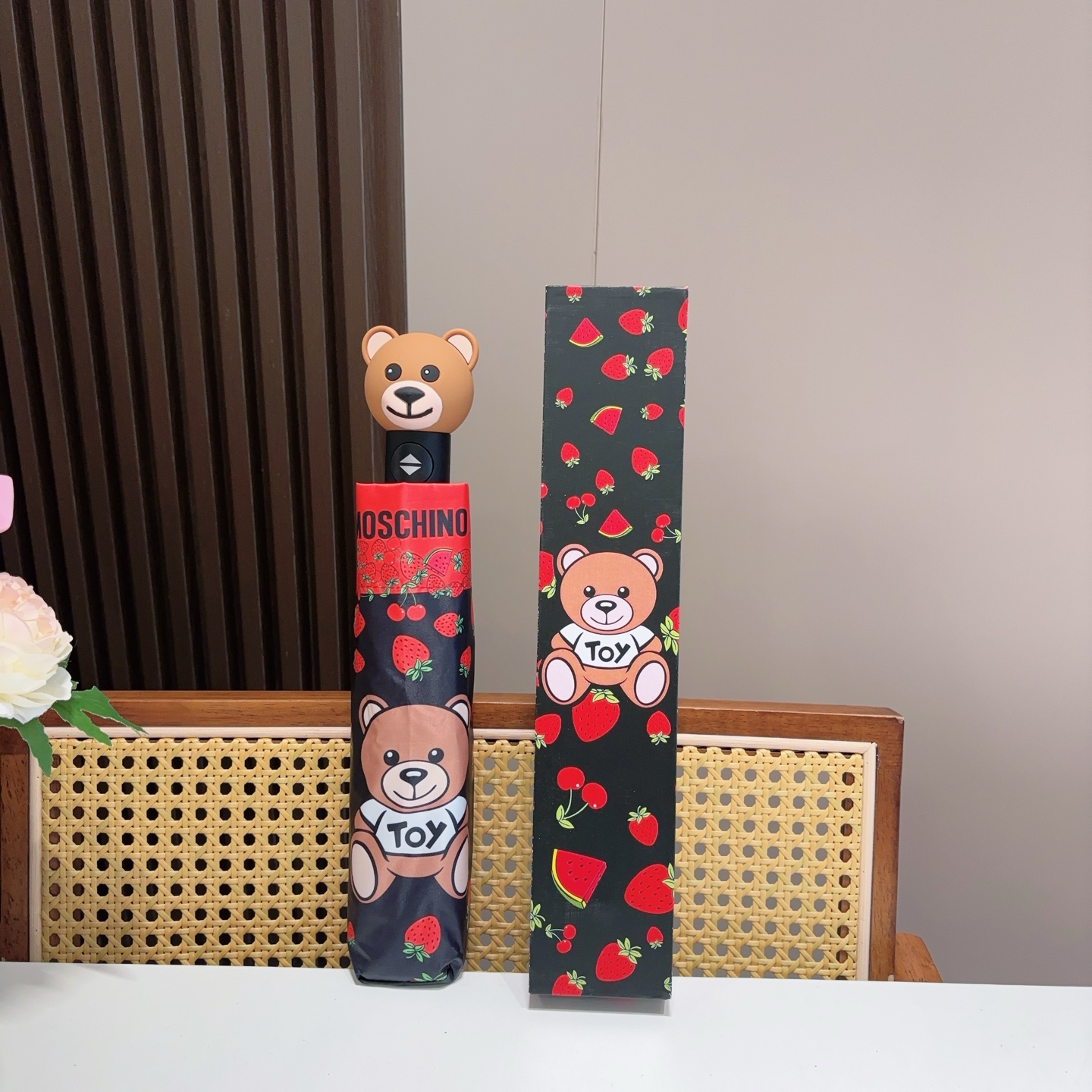   Moschino（莫斯奇诺）熊头柄 三折自动伞设计师Franco Moschino以自己的名字命名的