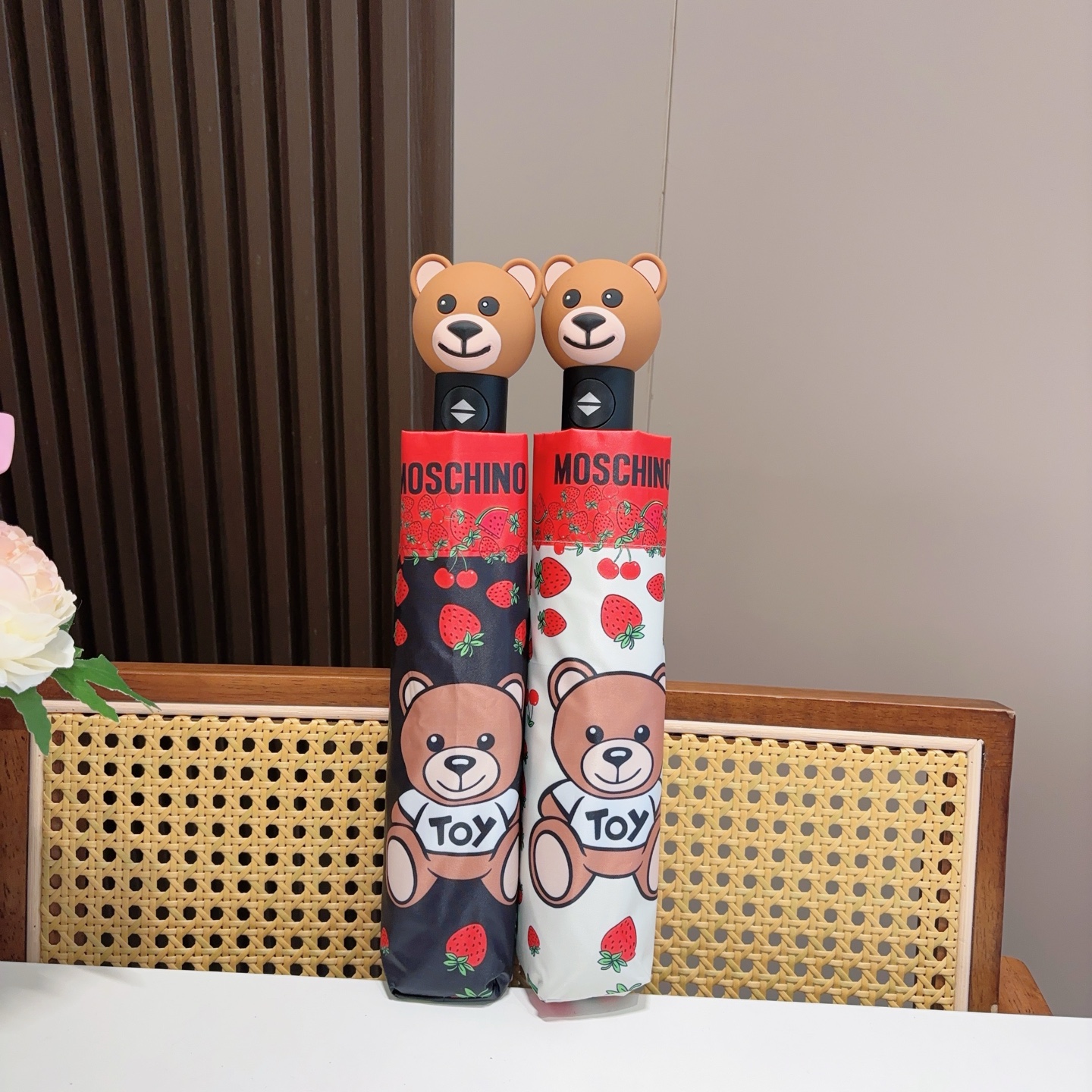   Moschino（莫斯奇诺）熊头柄 三折自动伞设计师Franco Moschino以自己的名字命名的