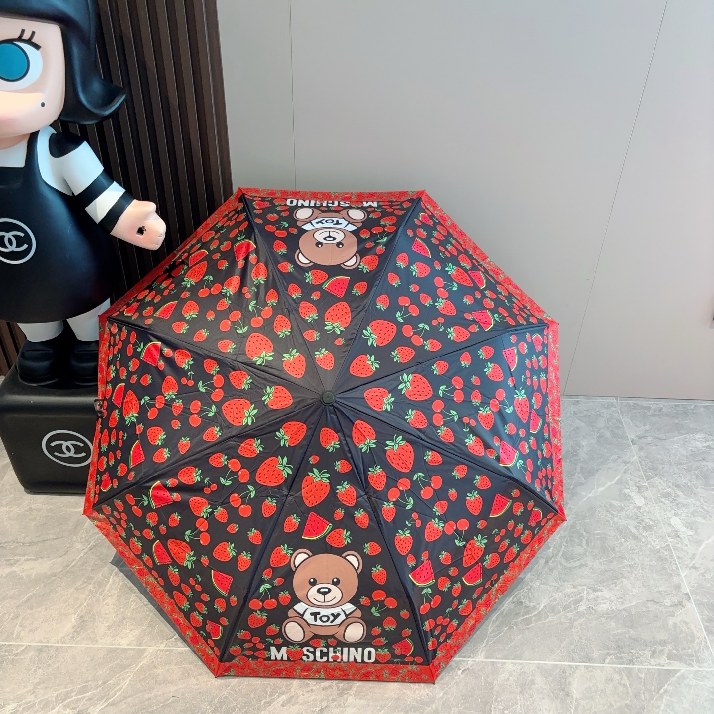   Moschino（莫斯奇诺）熊头柄 三折自动伞设计师Franco Moschino以自己的名字命名的