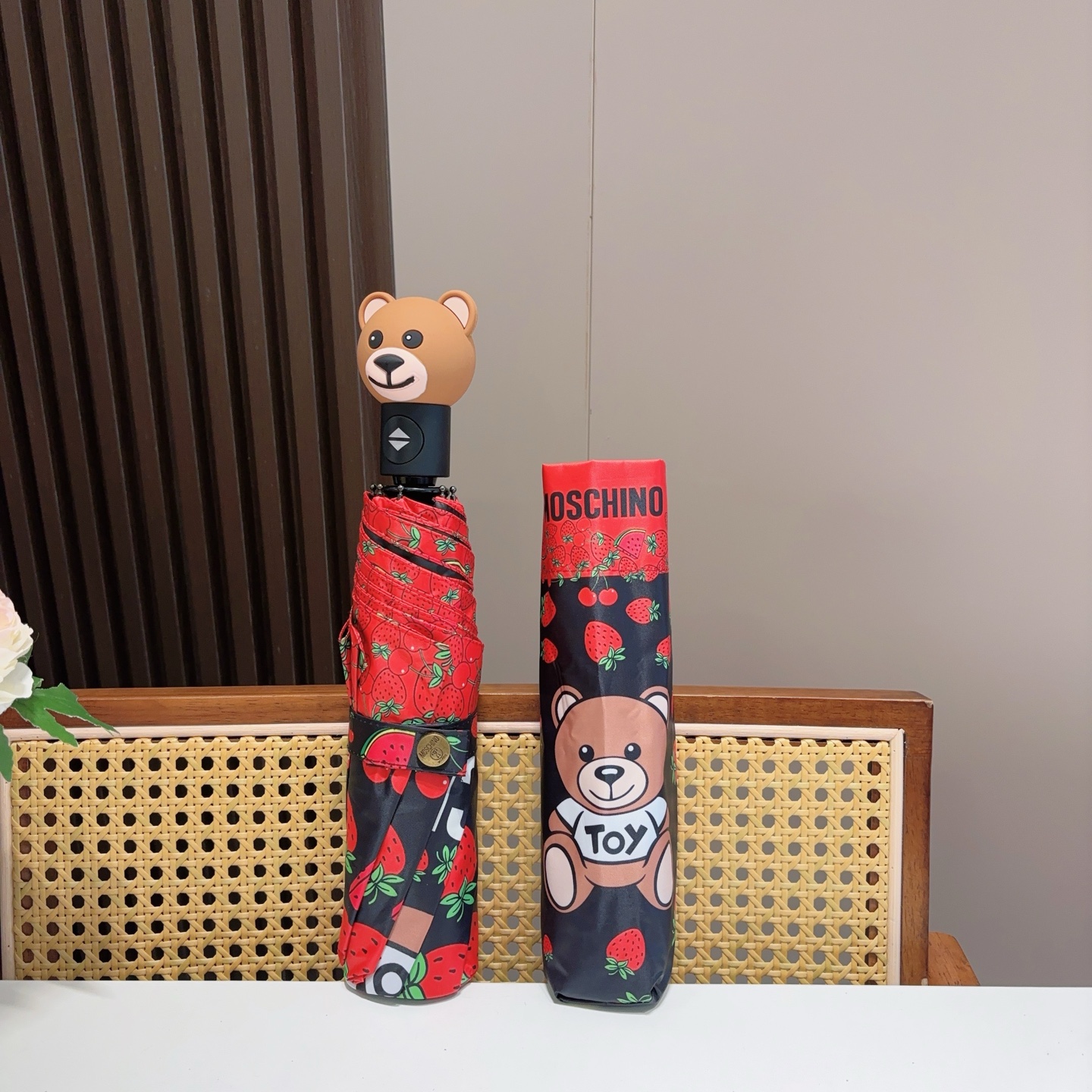   Moschino（莫斯奇诺）熊头柄 三折自动伞设计师Franco Moschino以自己的名字命名的