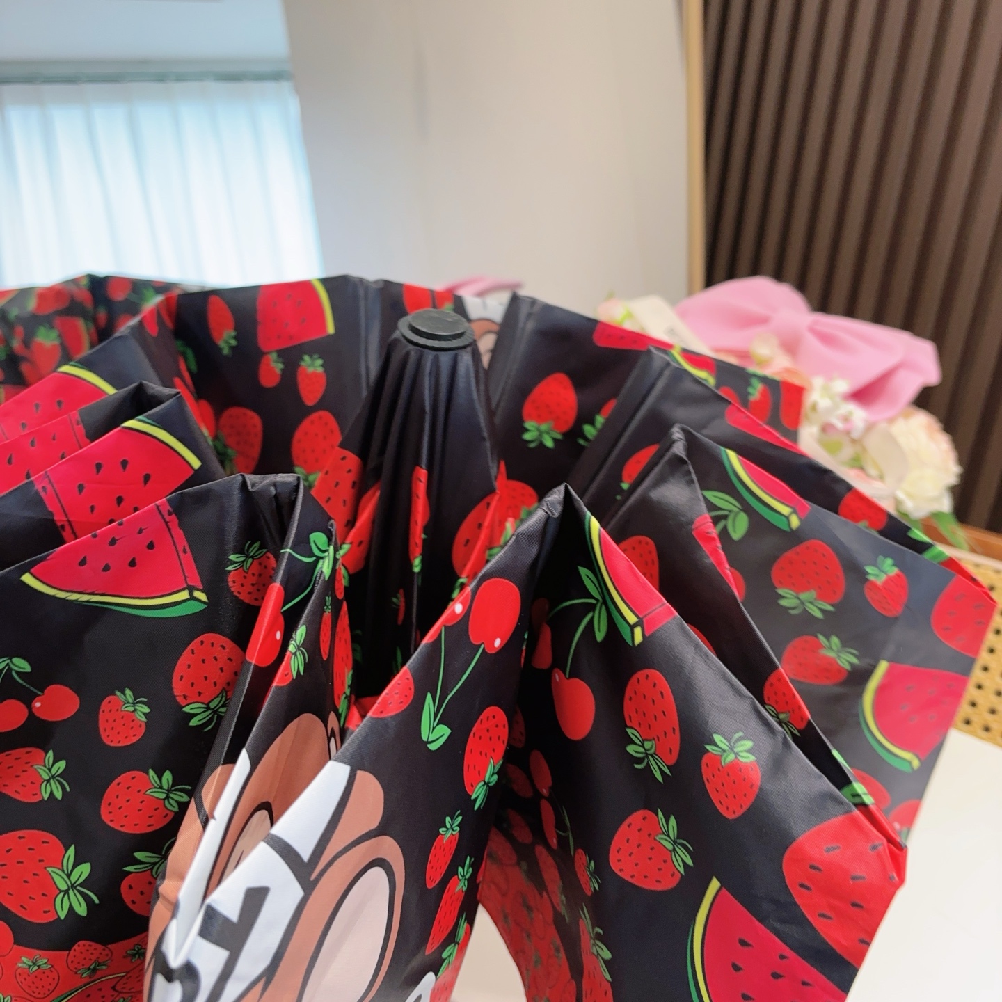   Moschino（莫斯奇诺）熊头柄 三折自动伞设计师Franco Moschino以自己的名字命名的