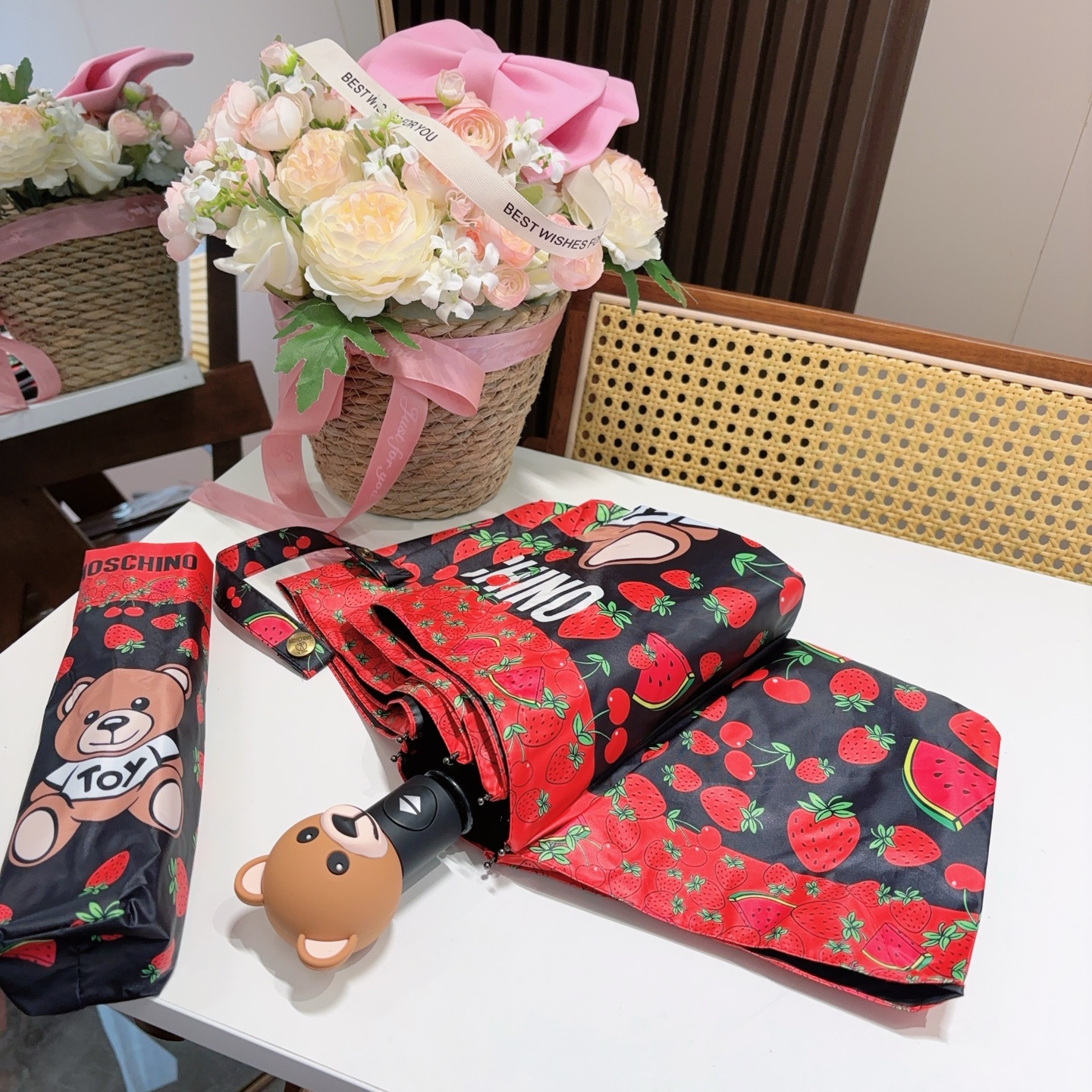  Moschino（莫斯奇诺）熊头柄 三折自动伞设计师Franco Moschino以自己的名字命名的