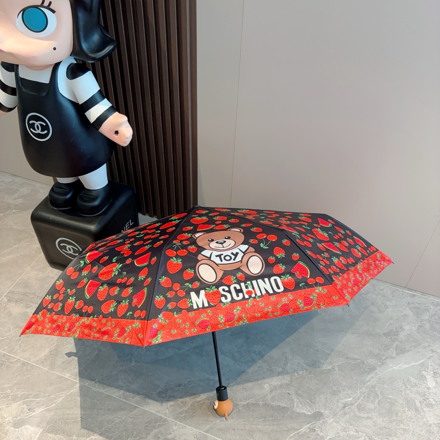   Moschino（莫斯奇诺）熊头柄 三折自动伞设计师Franco Moschino以自己的名字命名的