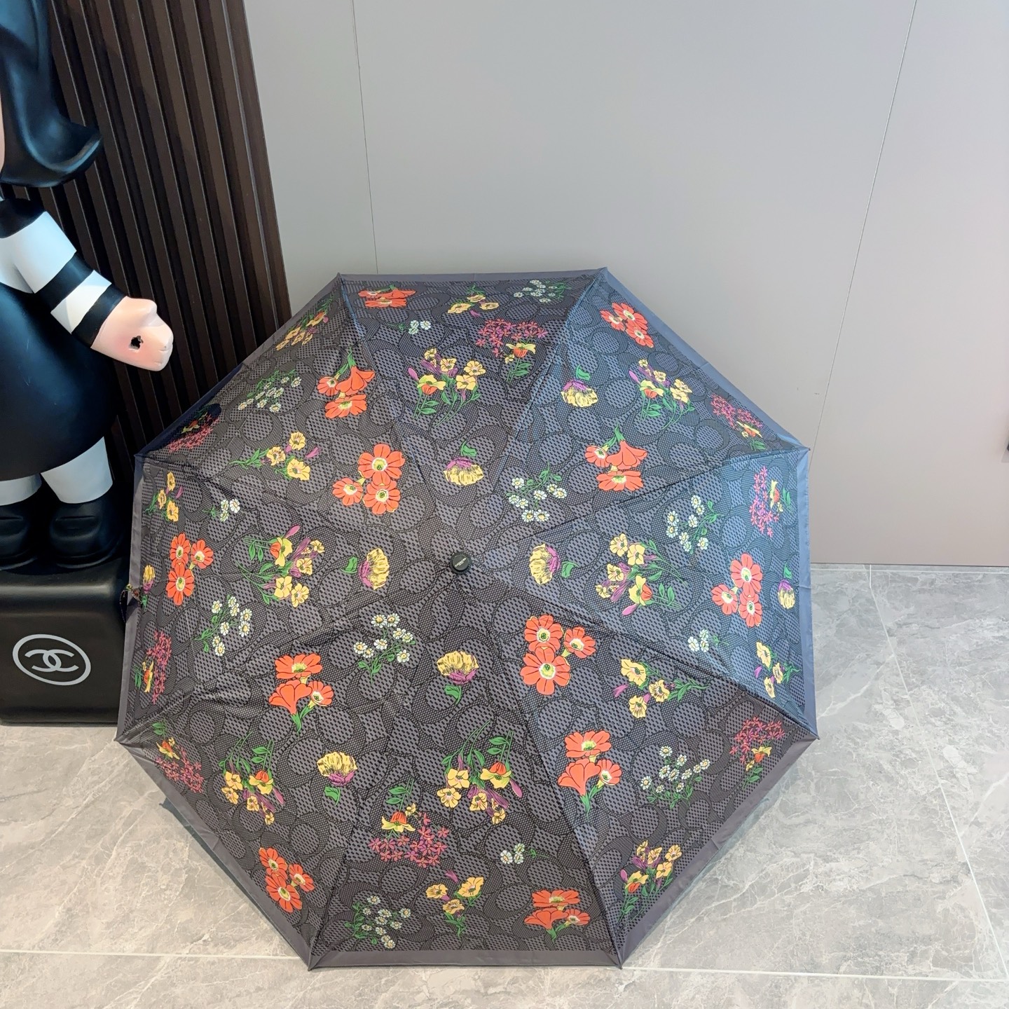 COACH（蔻驰）夏季新款 全自动折叠晴雨伞 
黑色涂层防晒有效阻隔紫外线99%，U价🉐F>50 
所以