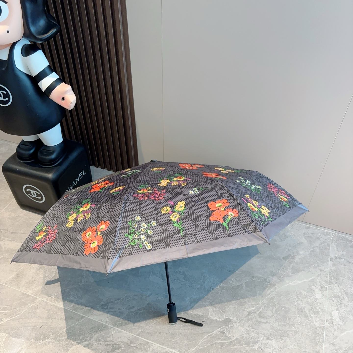 COACH（蔻驰）夏季新款 全自动折叠晴雨伞 
黑色涂层防晒有效阻隔紫外线99%，U价🉐F>50 
所以