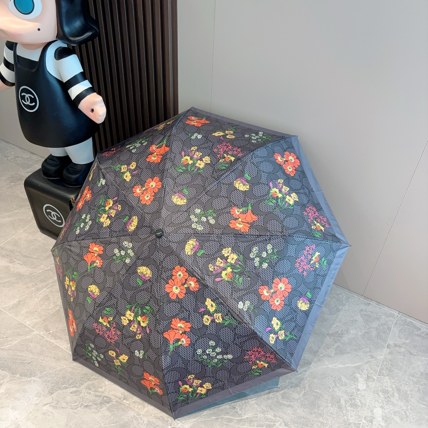 COACH（蔻驰）夏季新款 全自动折叠晴雨伞 
黑色涂层防晒有效阻隔紫外线99%，U价🉐F>50 
所以