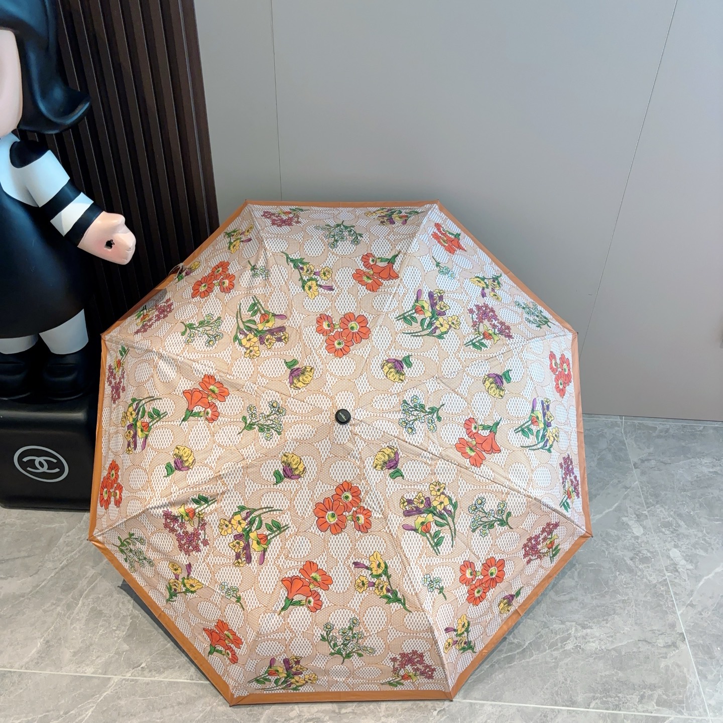 COACH（蔻驰）夏季新款 全自动折叠晴雨伞 
黑色涂层防晒有效阻隔紫外线99%，U价🉐F>50 
所以