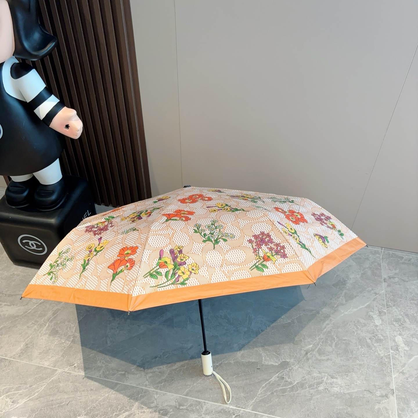 COACH（蔻驰）夏季新款 全自动折叠晴雨伞 
黑色涂层防晒有效阻隔紫外线99%，U价🉐F>50 
所以