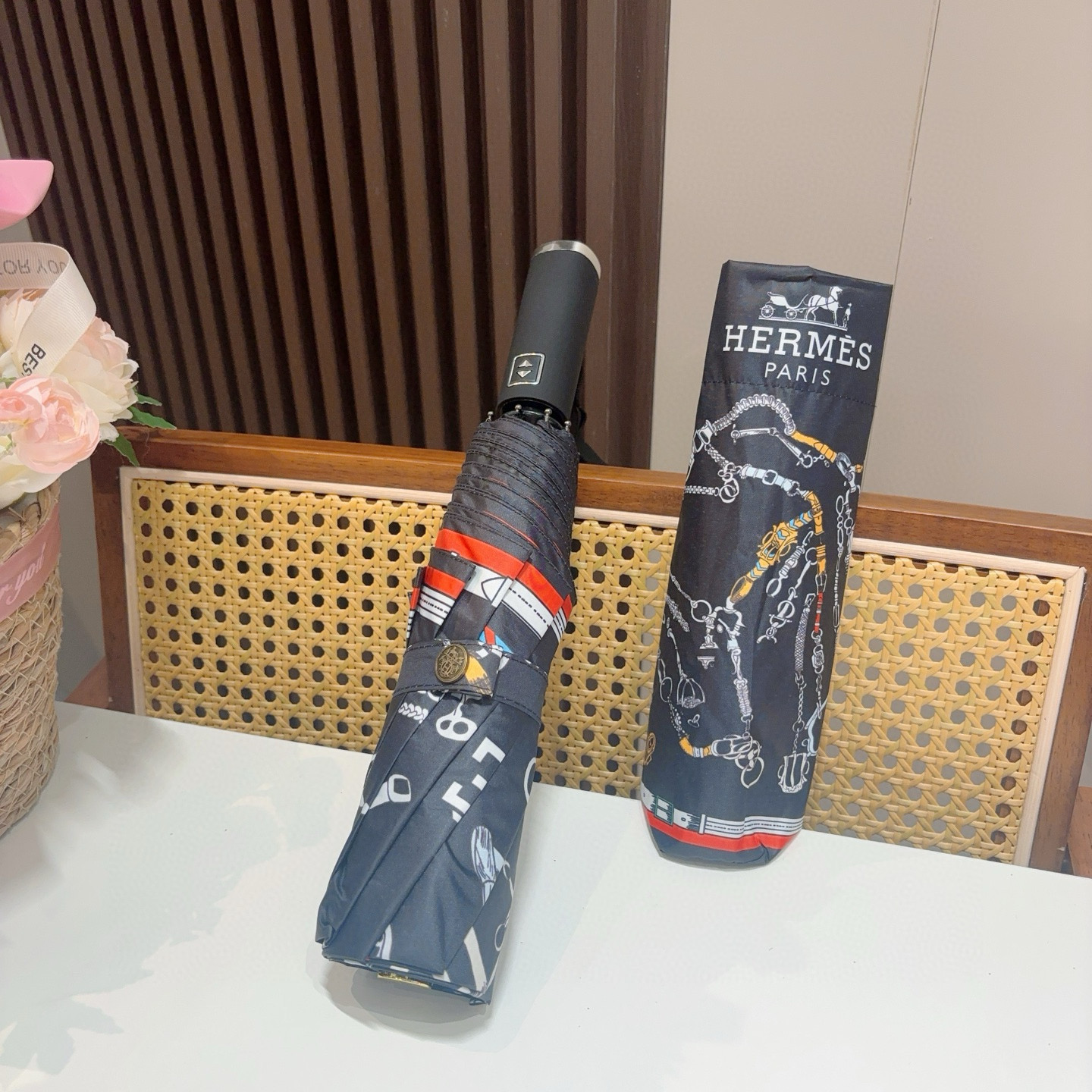 爱马仕（Hermès）   新款 极品H家三折自动伞重磅呈现 以其精湛的工艺技术和源源不断的想像力 新涂