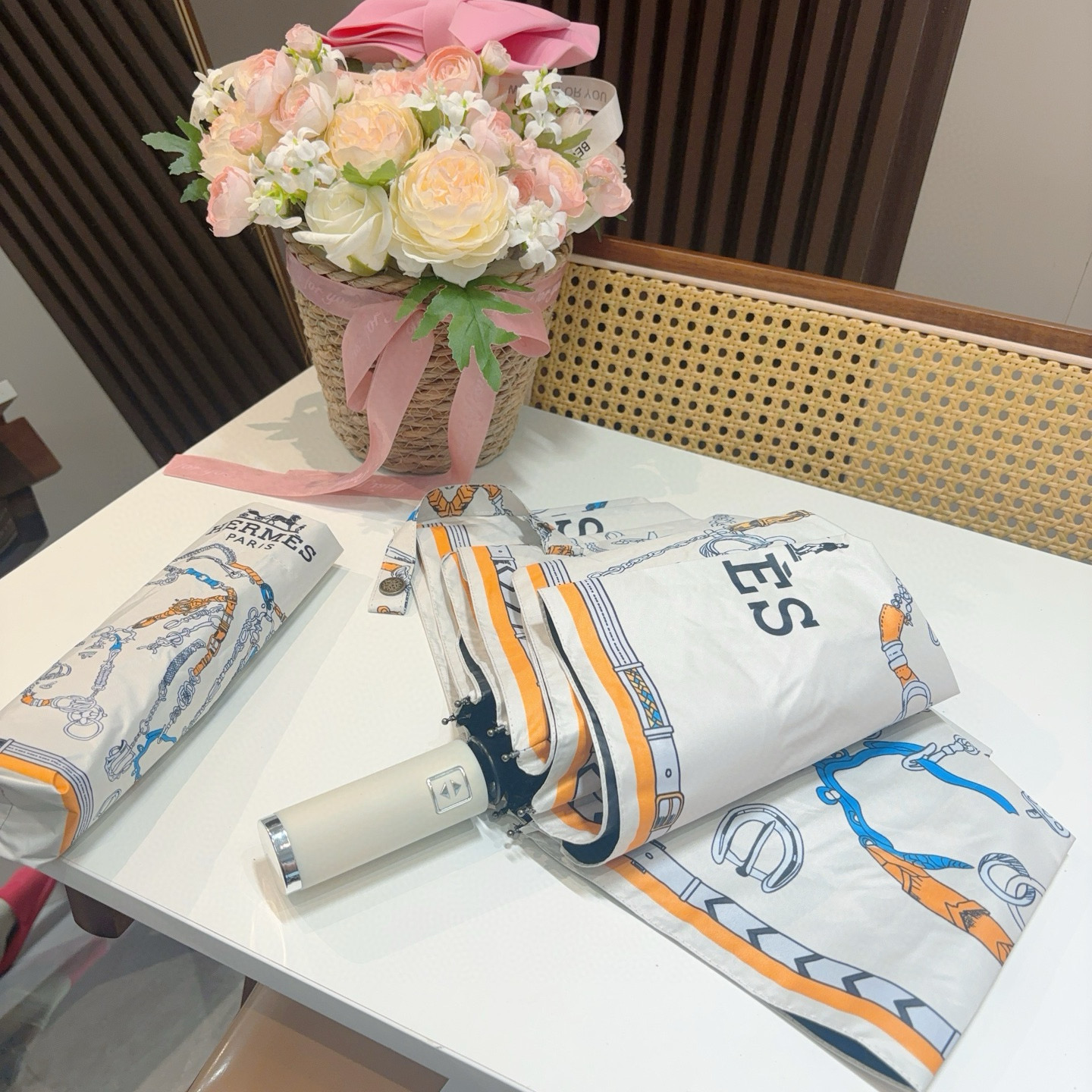 爱马仕（Hermès）   新款 极品H家三折自动伞重磅呈现 以其精湛的工艺技术和源源不断的想像力 新涂