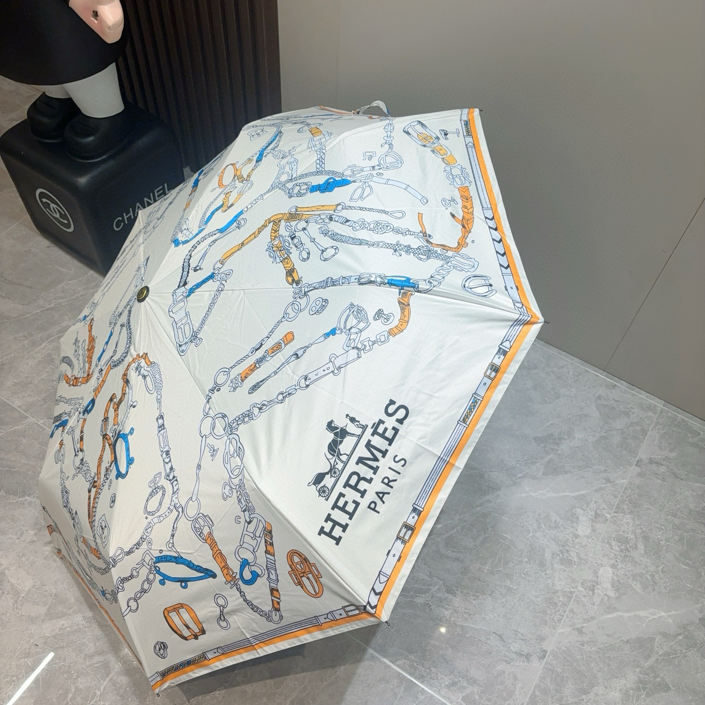 爱马仕（Hermès）   新款 极品H家三折自动伞重磅呈现 以其精湛的工艺技术和源源不断的想像力 新涂